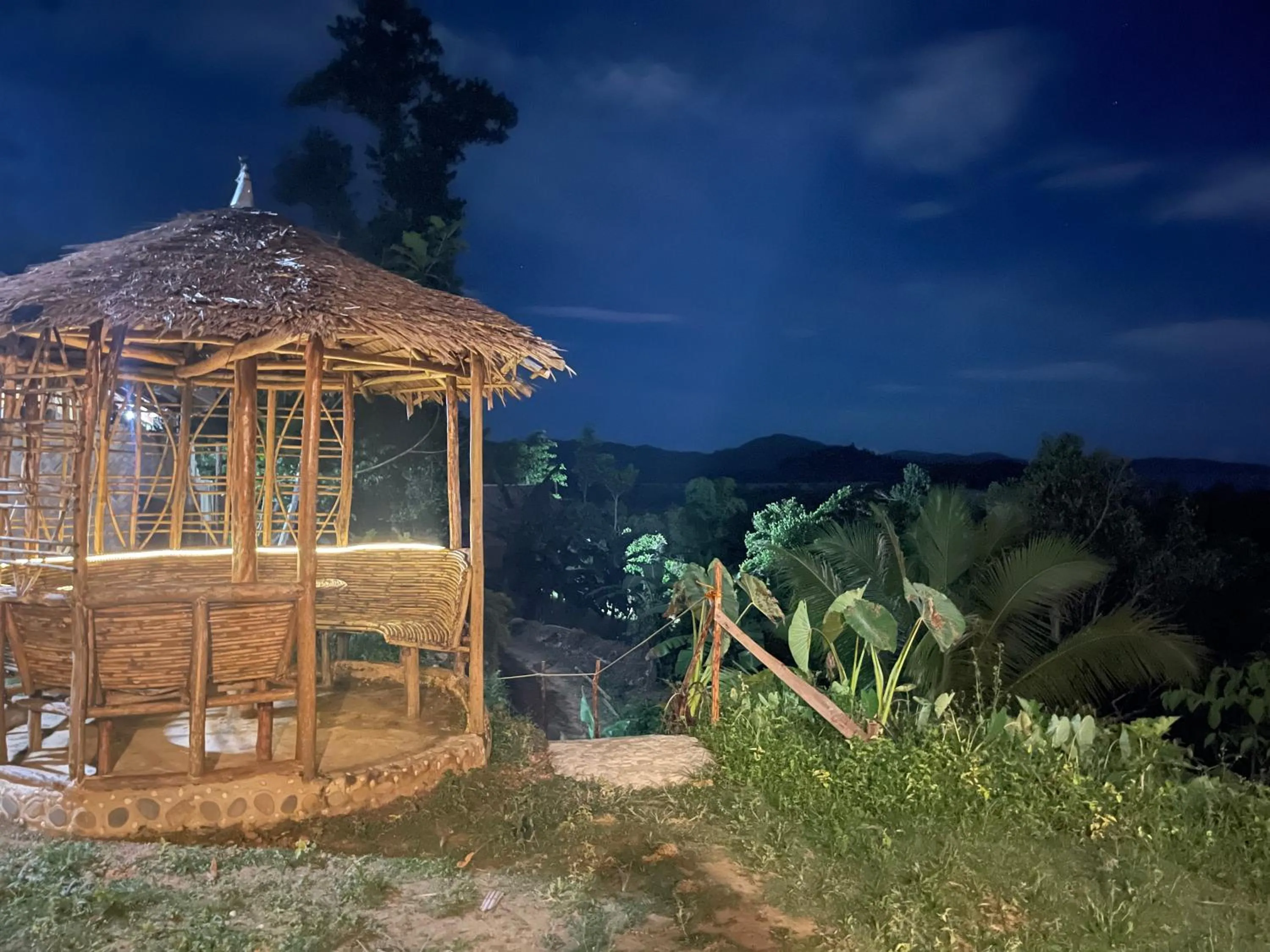 Restaurant/places to eat in Jungle bar Resto & Cottages