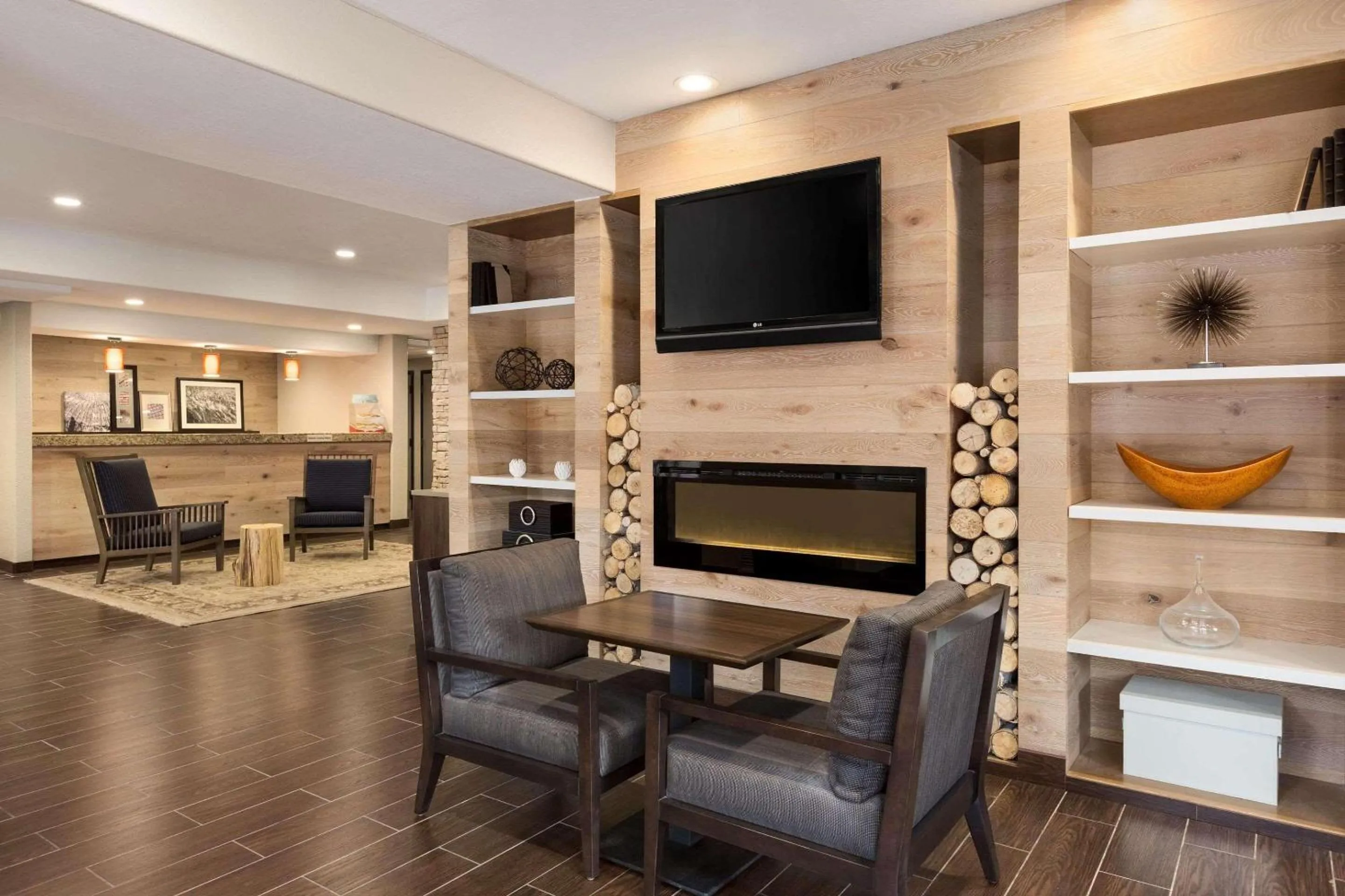 Lobby or reception in Country Inn & Suites by Radisson, Flagstaff, AZ