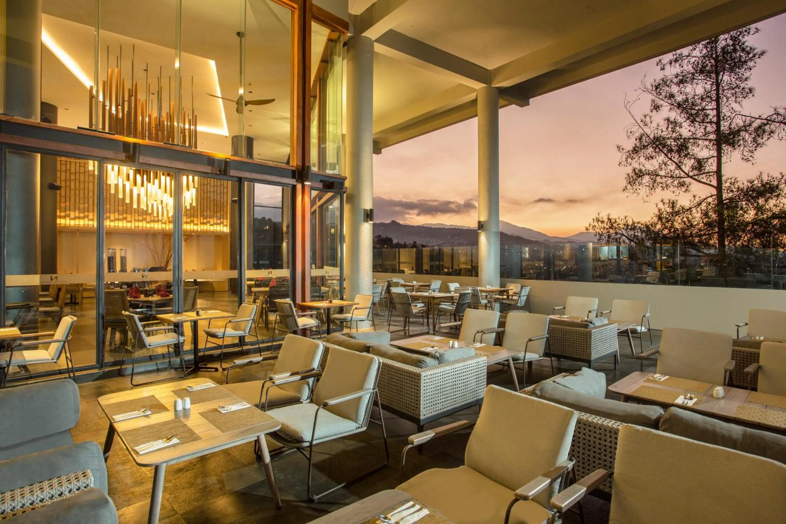 Restaurant/places to eat in Swiss-Belresort Dago Heritage