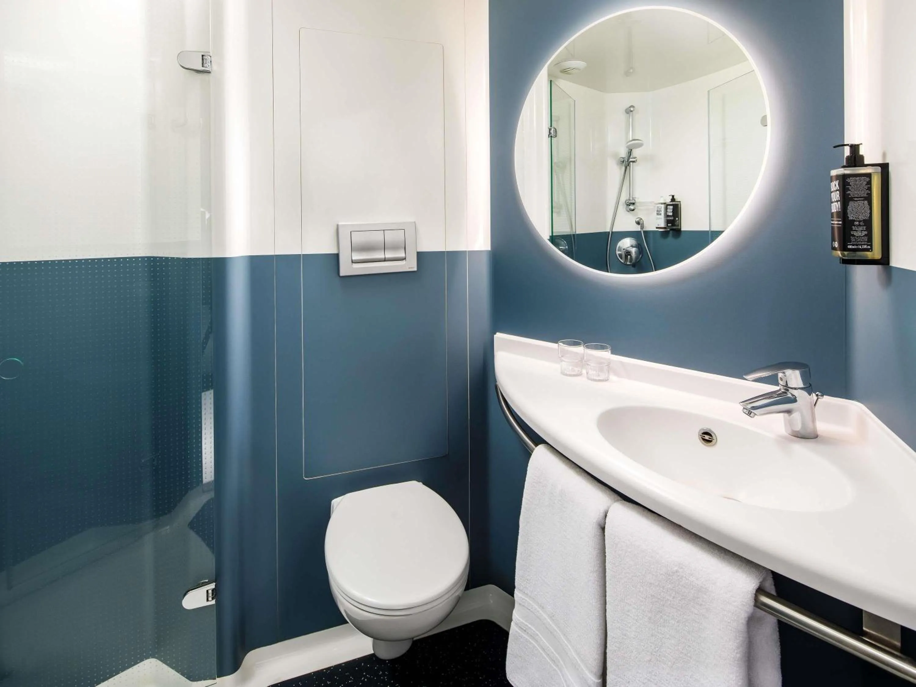 Bedroom in ibis London Blackfriars