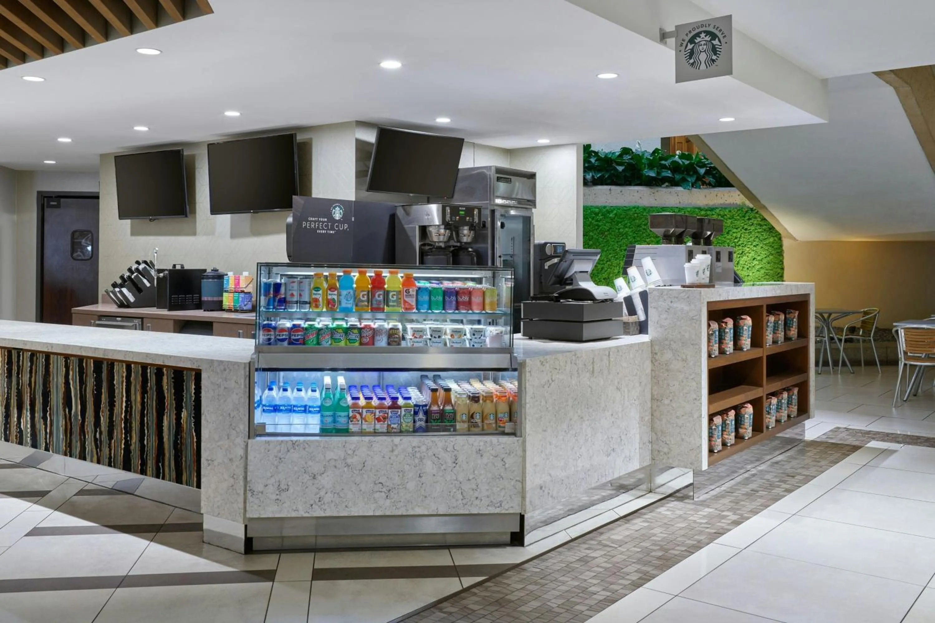 Lounge or bar in The Westin Kansas City at Crown Center