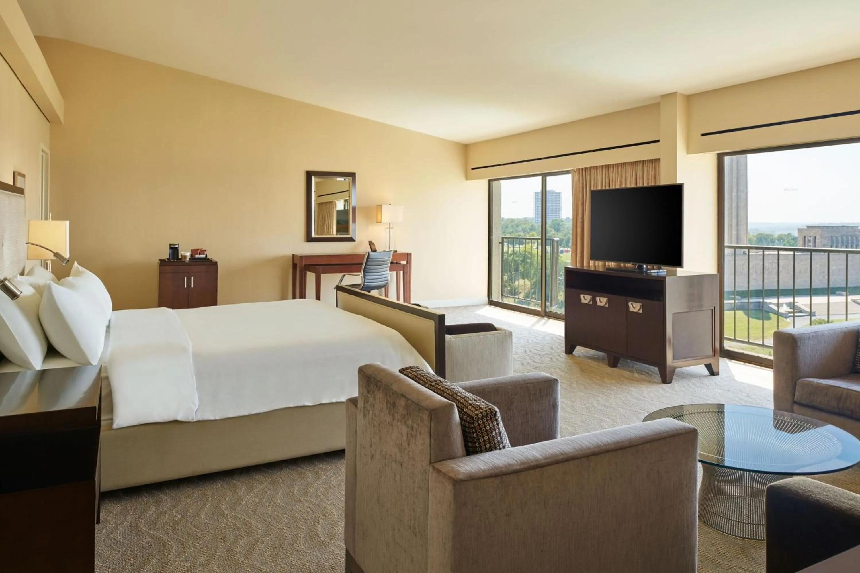 Bedroom, Bed in The Westin Kansas City at Crown Center