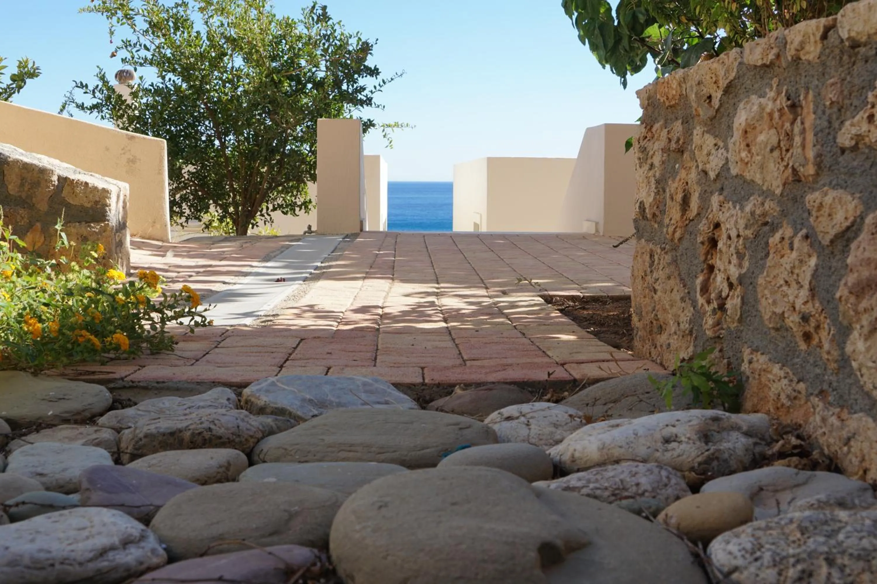 Garden view in Portela Suites Kastri