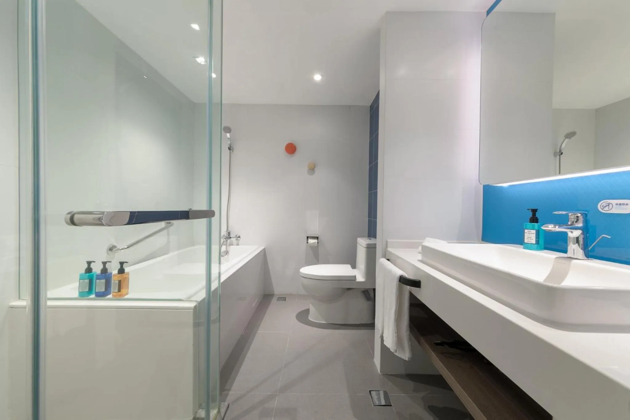 Photo of the whole room in Holiday Inn Express Beijing Shijingshan Parkview by IHG