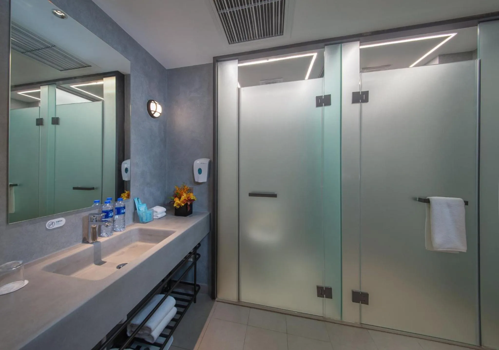 Photo of the whole room in Holiday Inn Express Beijing Shijingshan Parkview by IHG