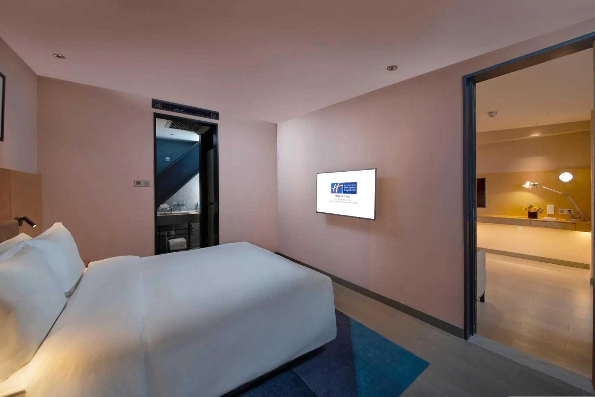 Photo of the whole room, Bed in Holiday Inn Express Beijing Shijingshan Parkview by IHG