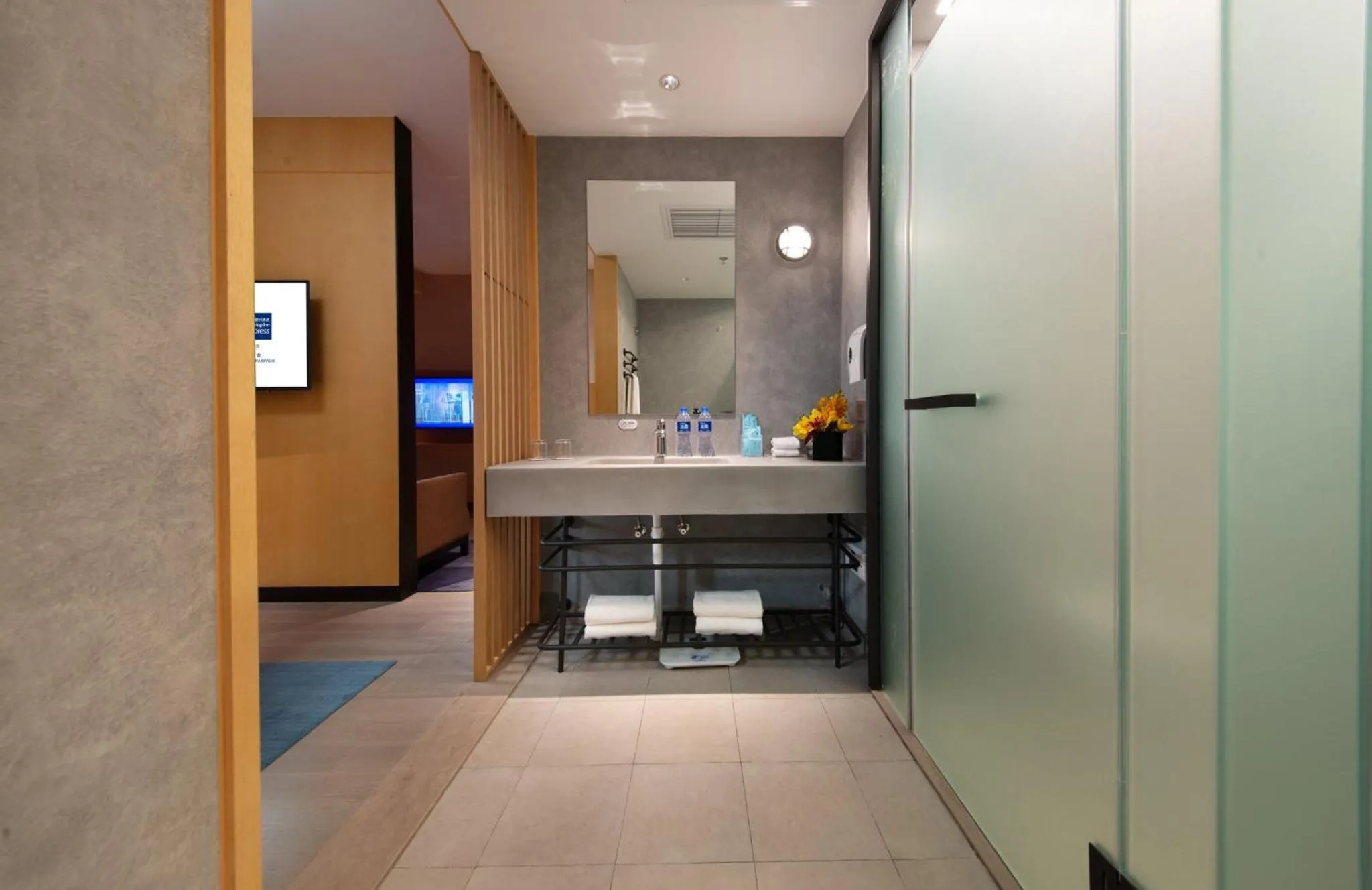 Photo of the whole room in Holiday Inn Express Beijing Shijingshan Parkview by IHG