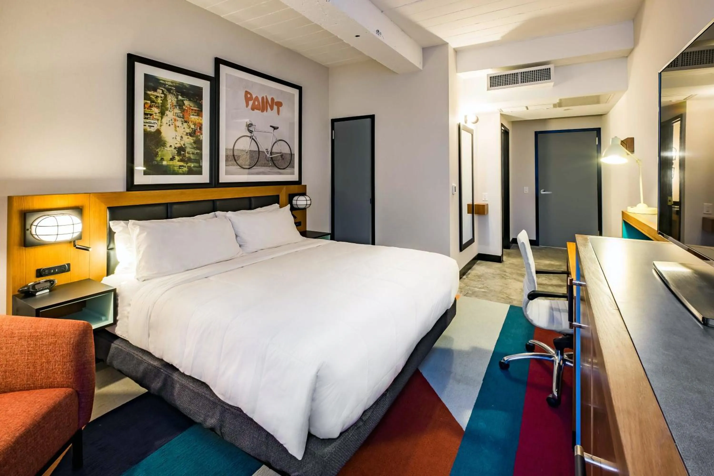 Photo of the whole room, Bed in Hotel Indigo - Madison Downtown by IHG