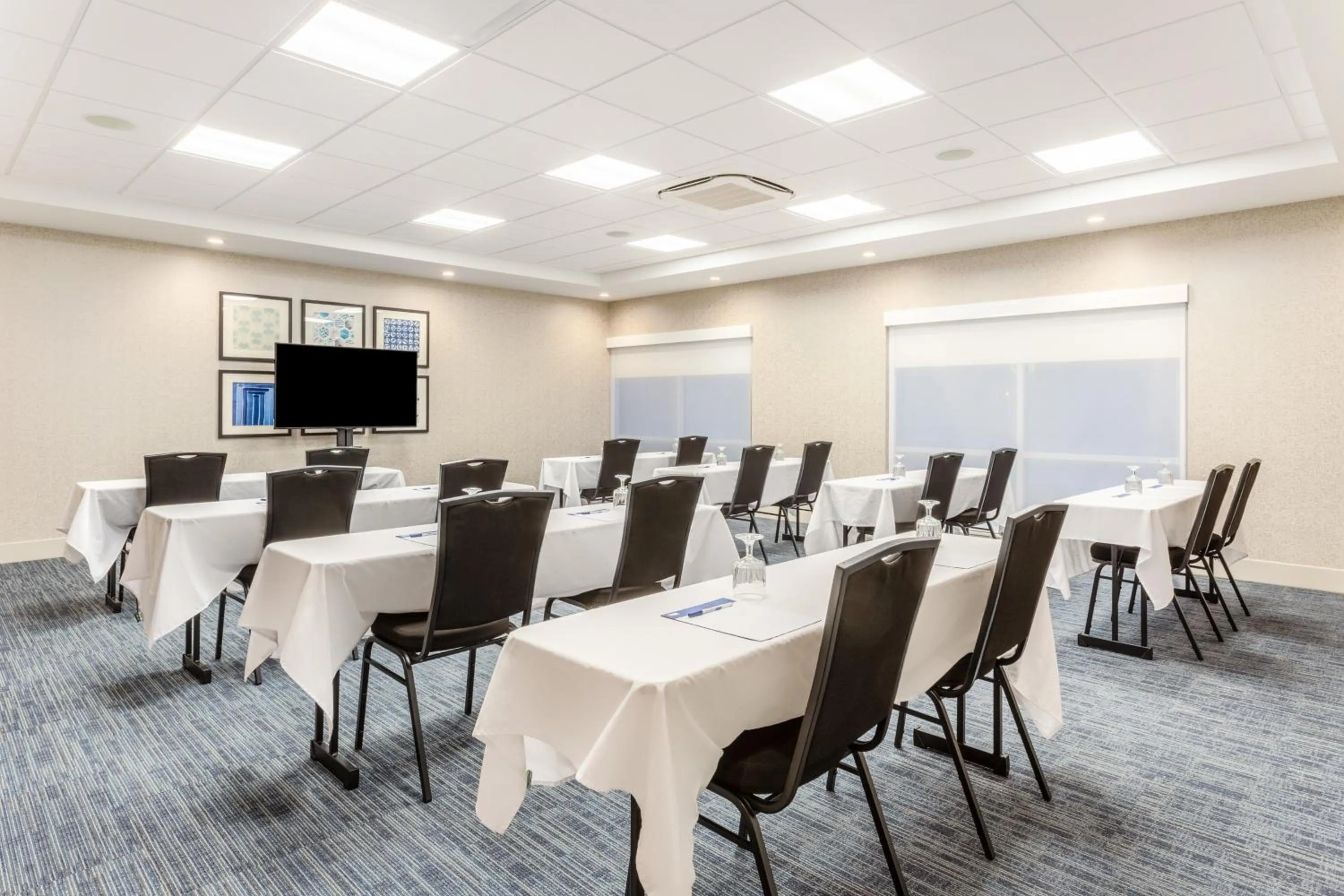Meeting/conference room in Holiday Inn Express & Suites - Springfield North by IHG