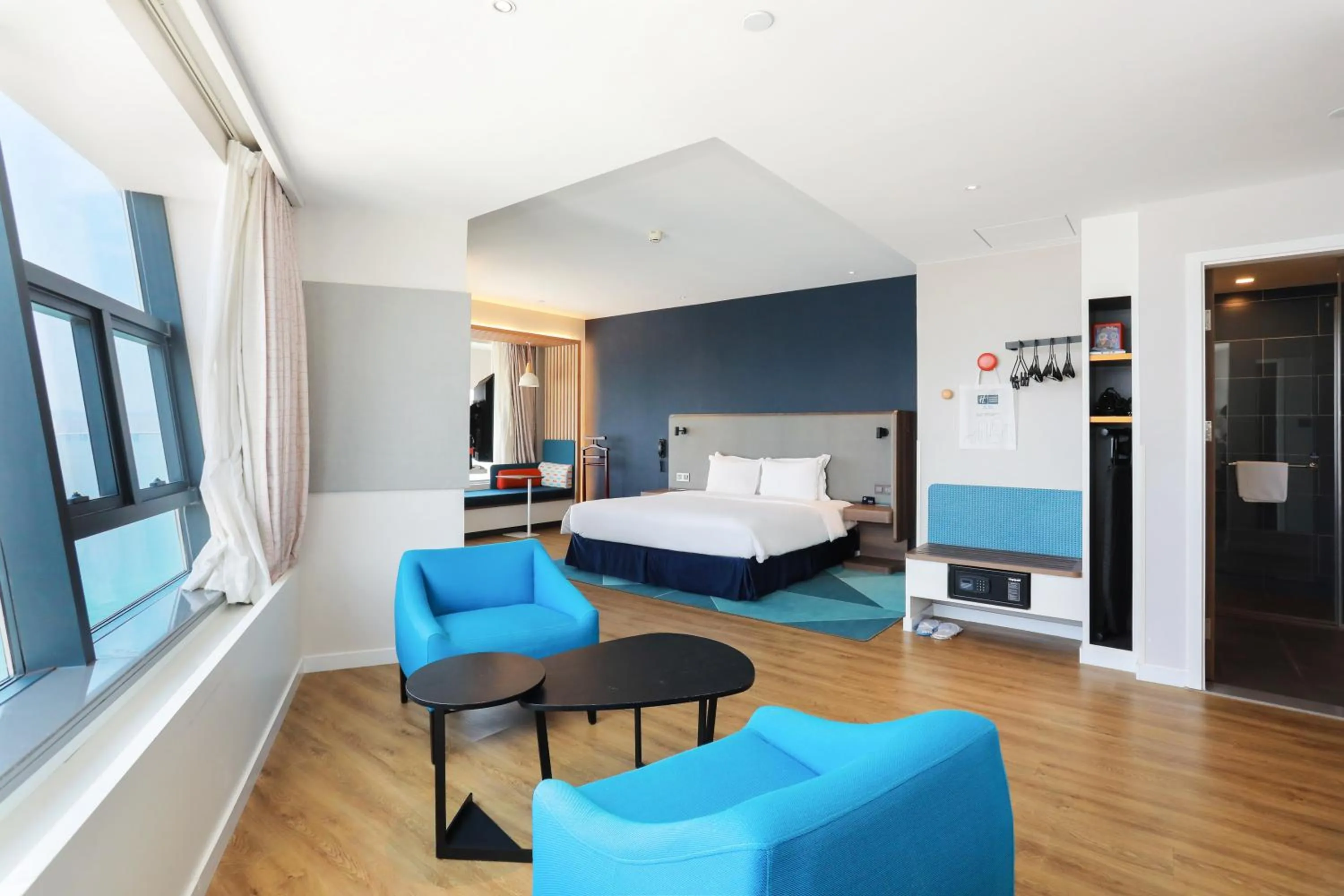 Photo of the whole room, Bed in Holiday Inn Express Xiamen Airport Zone by IHG