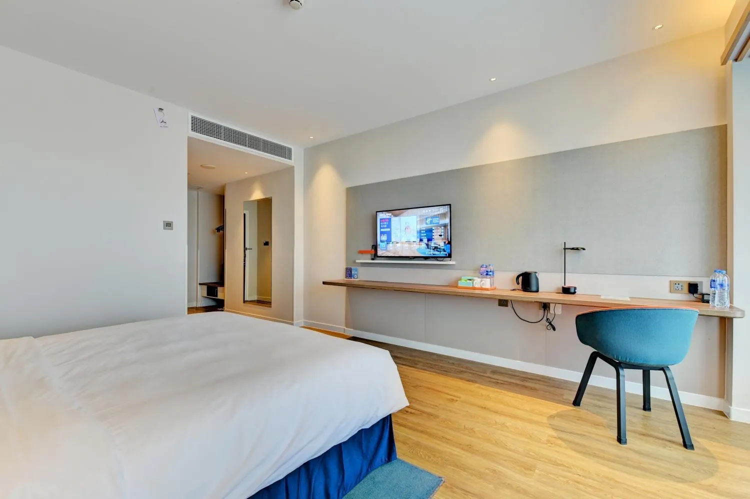 Photo of the whole room, Bed in Holiday Inn Express Xiamen Airport Zone by IHG