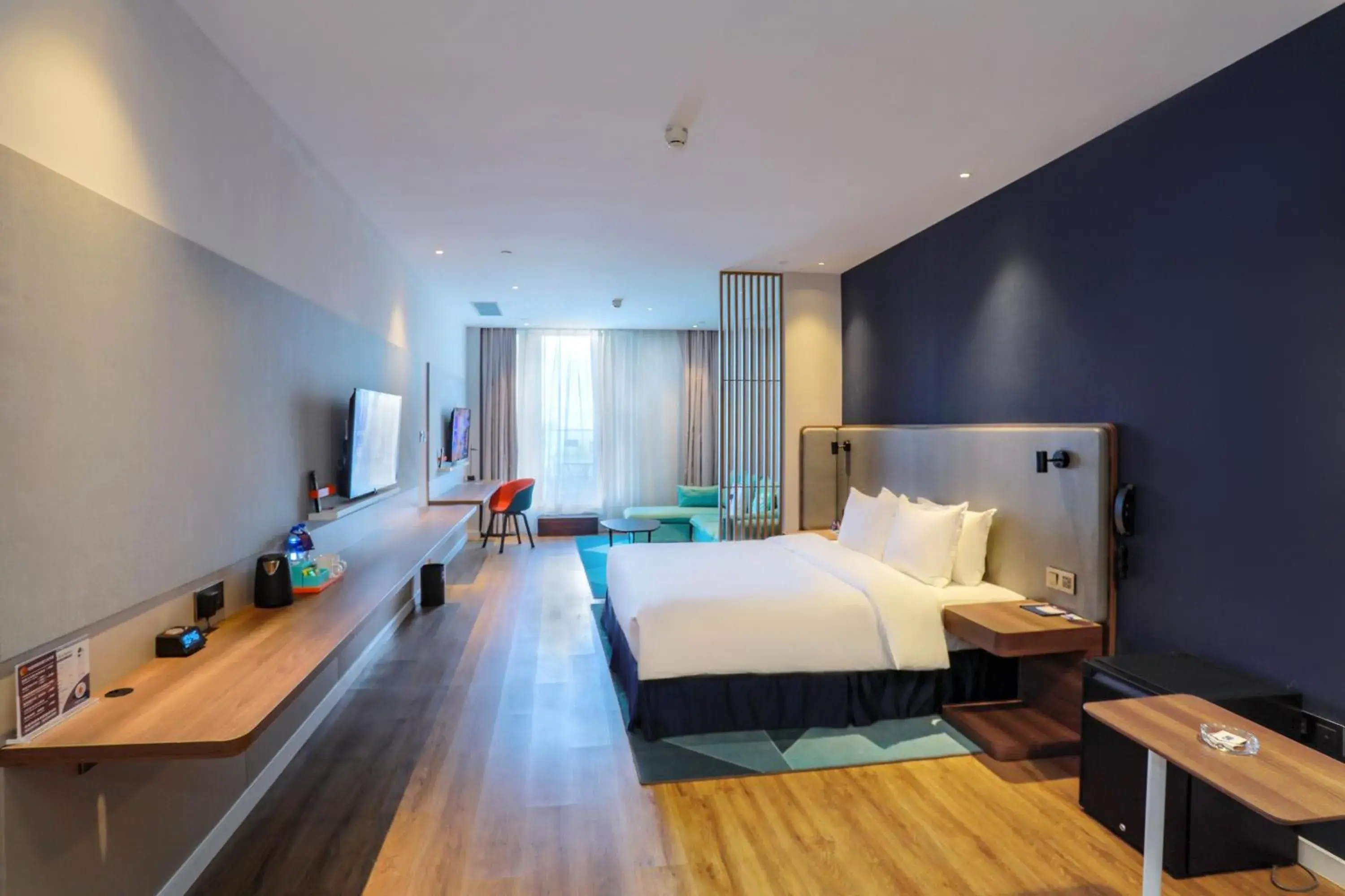Standard King Room with Balcony in Holiday Inn Express Xiamen Airport Zone by IHG Standard King Room with Balcony in Holiday Inn Express Xiamen Airport Zone by IHG