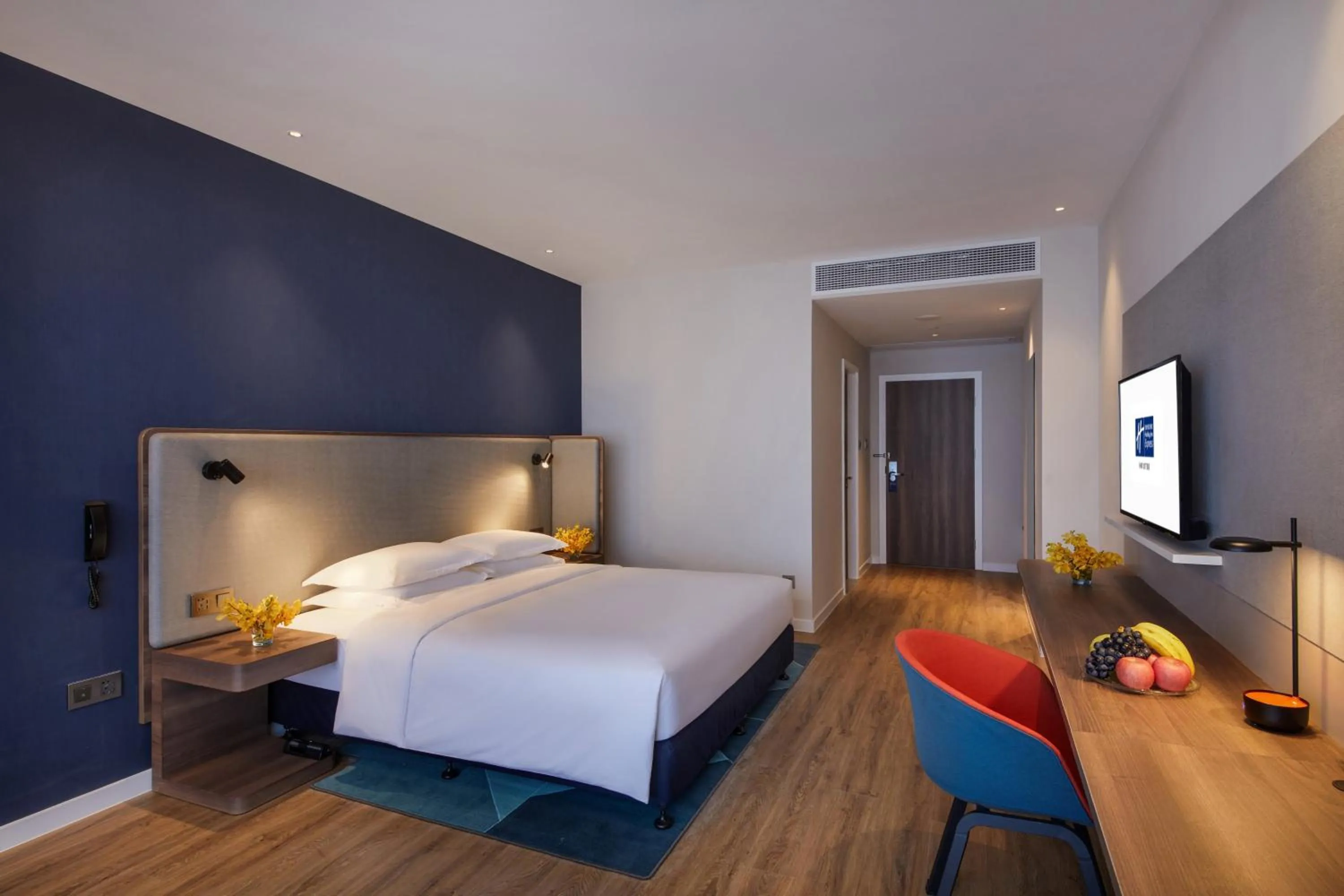 Photo of the whole room, Bed in Holiday Inn Express Xiamen Airport Zone by IHG