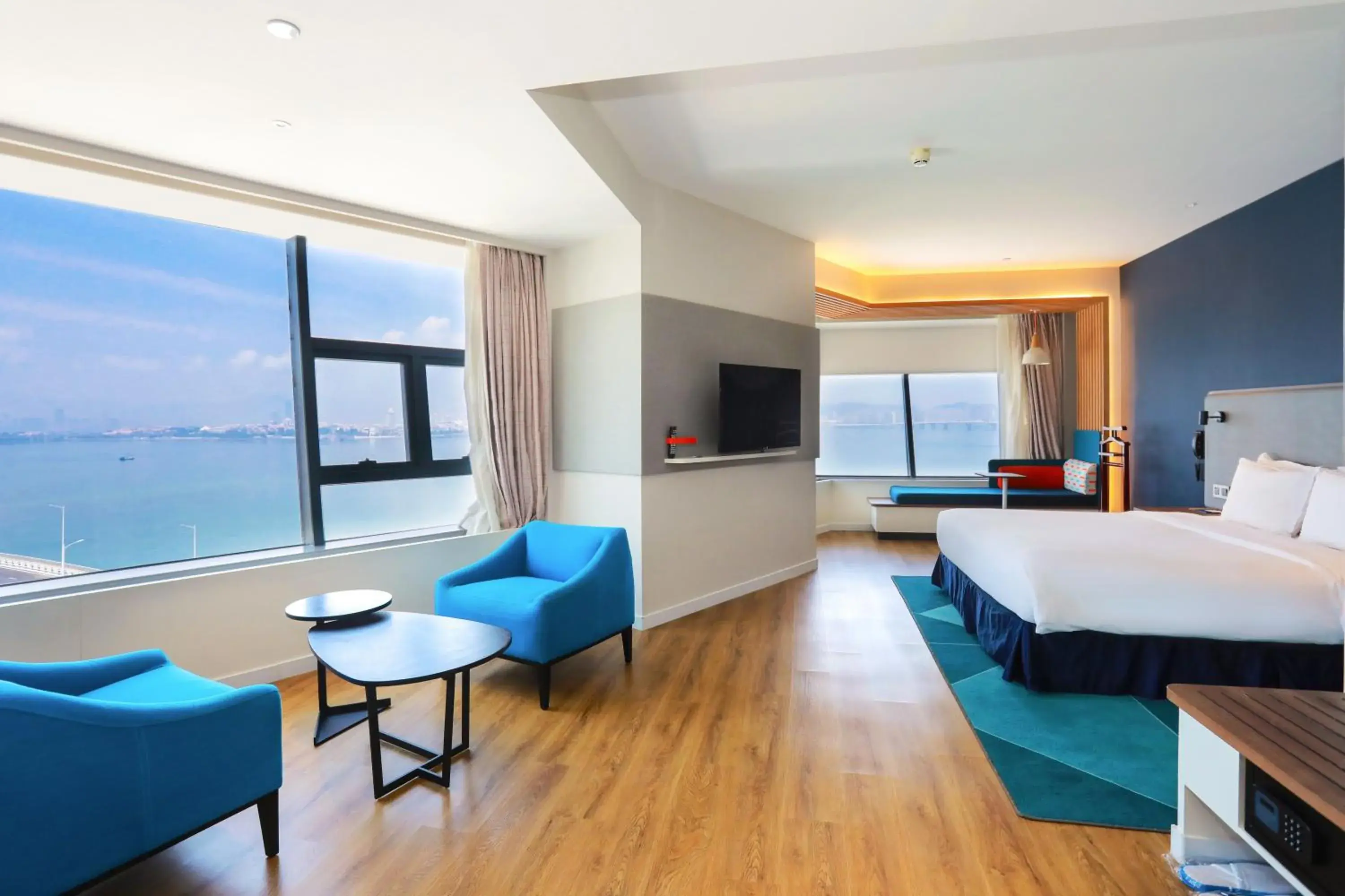 Large King Room with Sea View in Holiday Inn Express Xiamen Airport Zone by IHG Large King Room with Sea View in Holiday Inn Express Xiamen Airport Zone by IHG