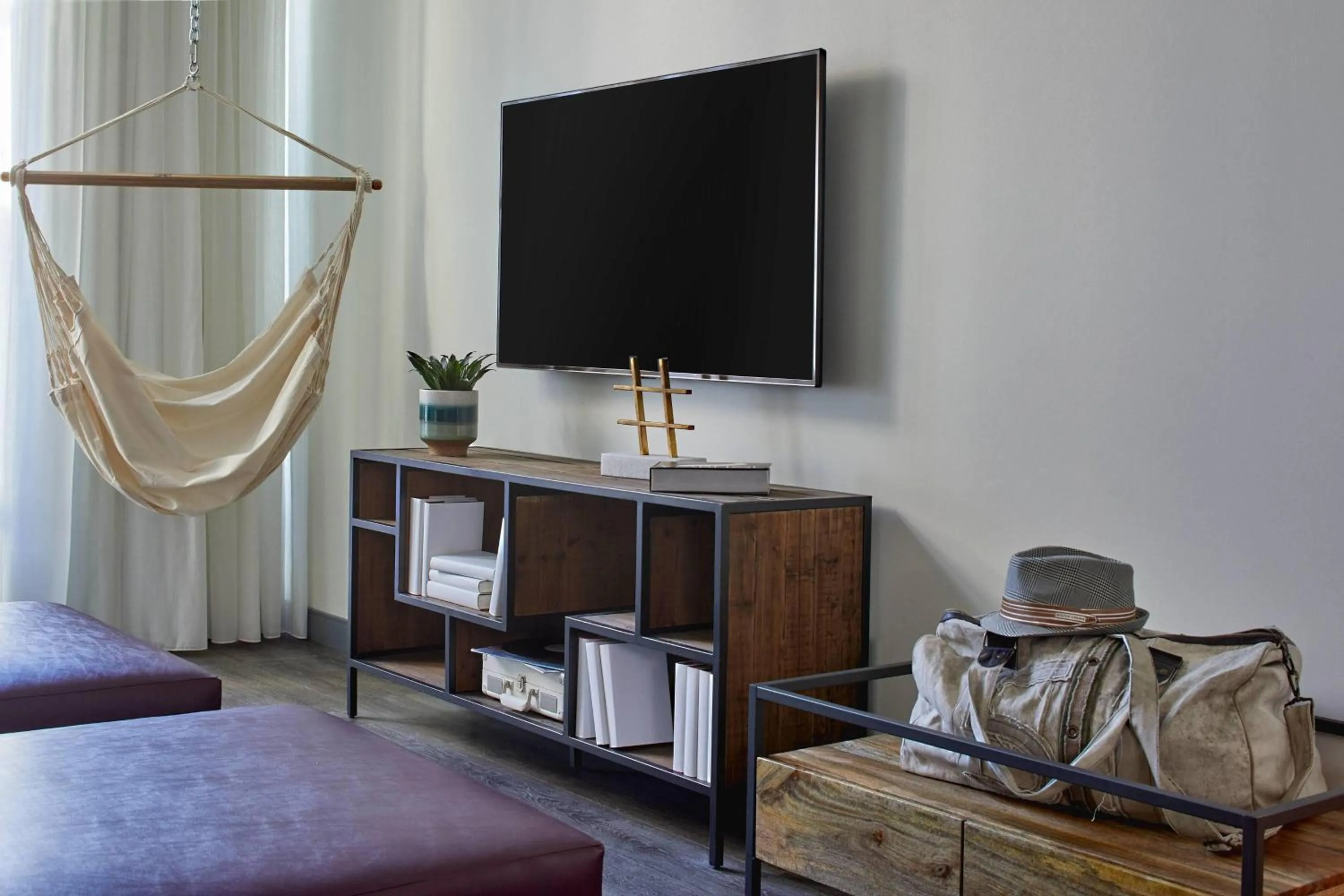 Living room, Bed in Moxy Atlanta Midtown