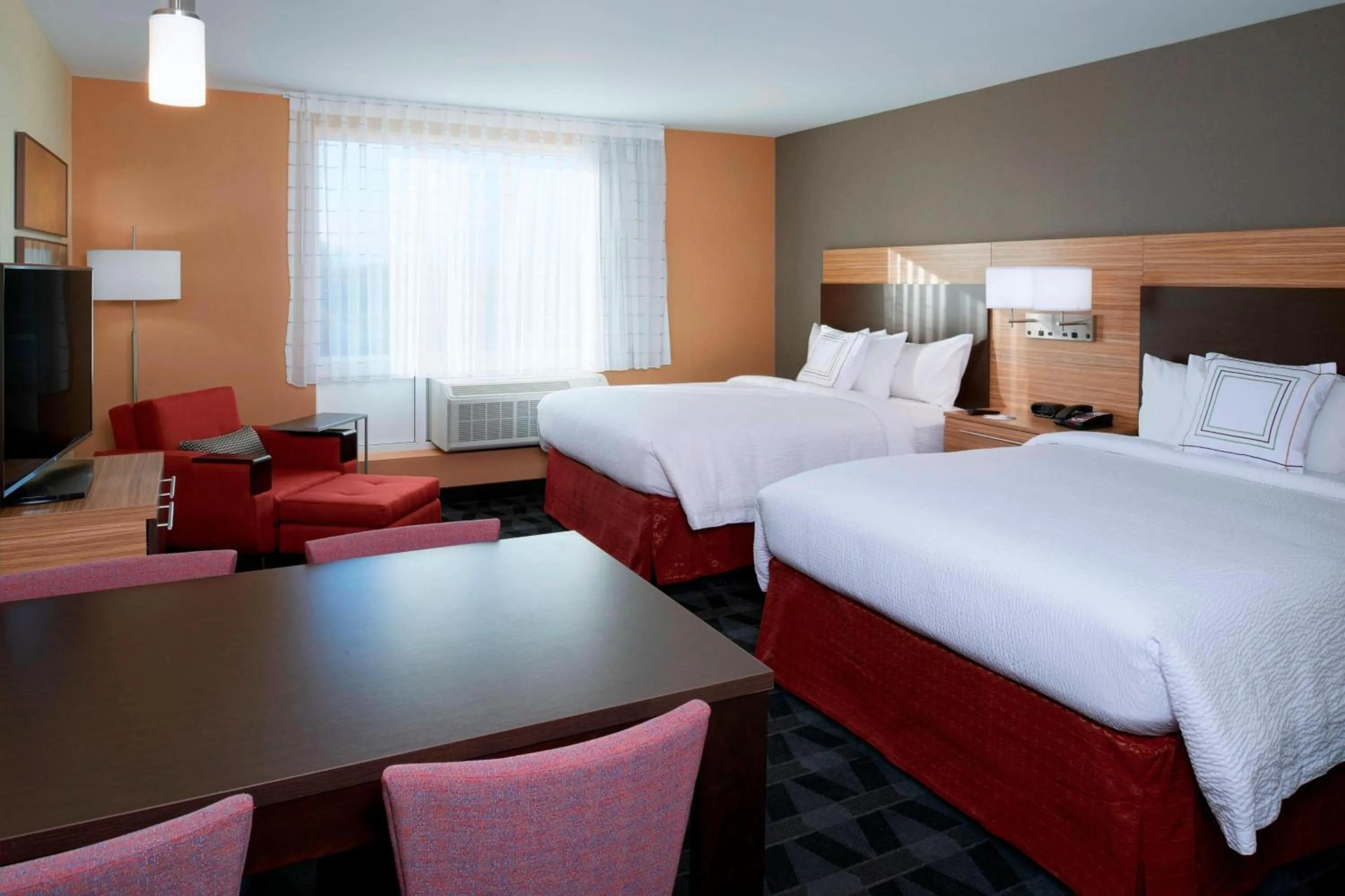 Photo of the whole room, Bed in TownePlace Suites by Marriott Grand Rapids Airport