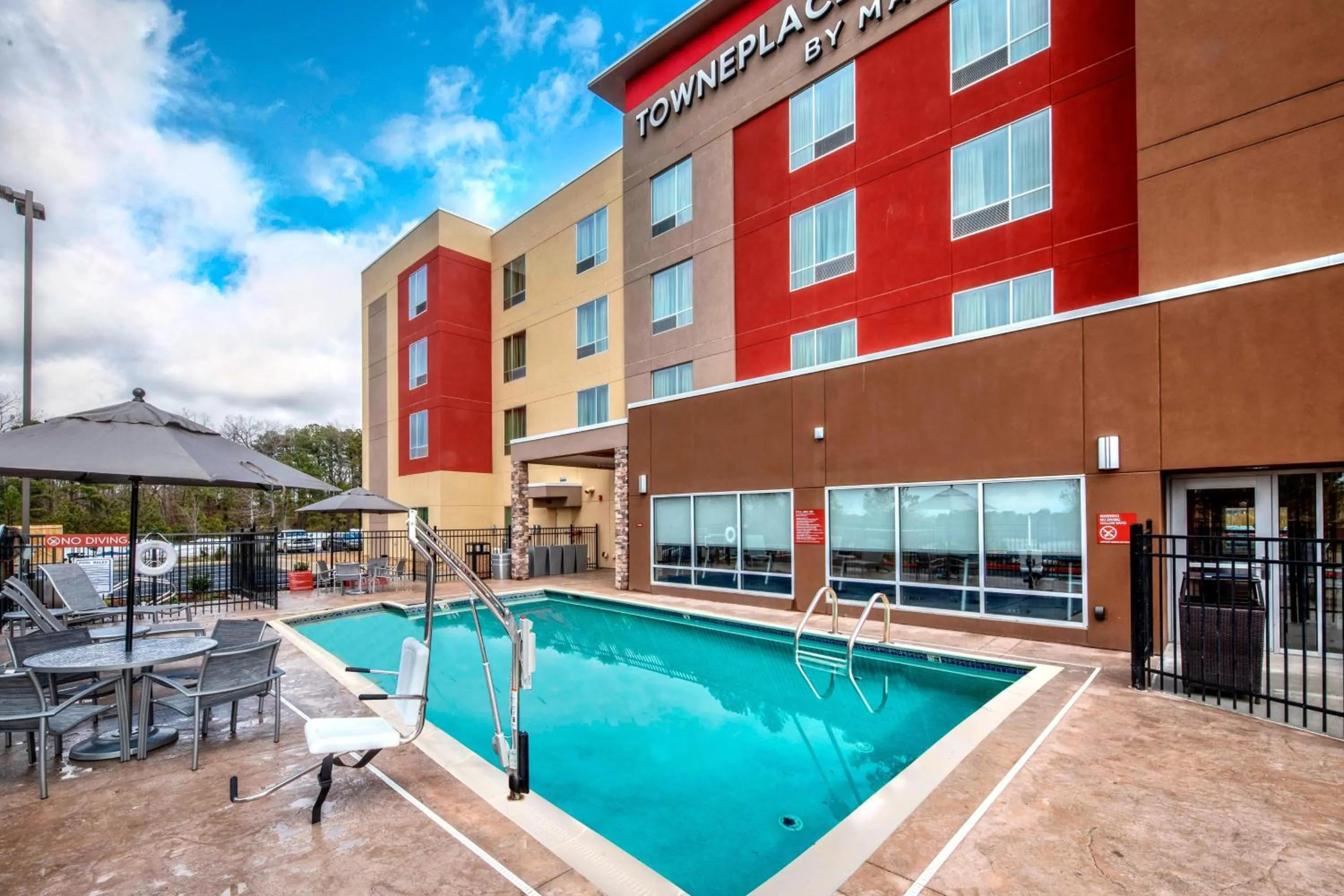 Swimming pool in TownePlace Suites by Marriott Hot Springs