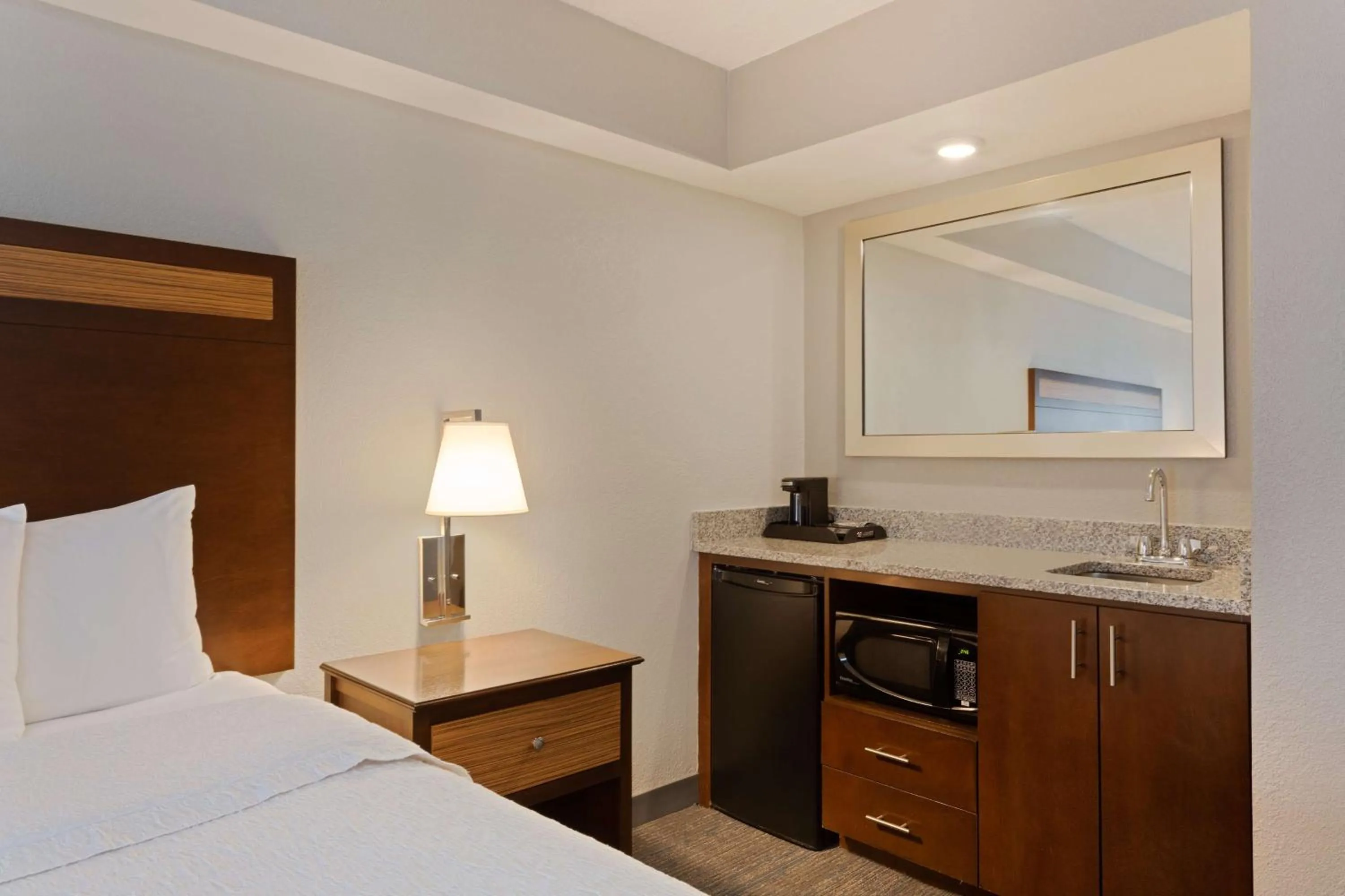 Bed in Hampton Inn & Suites Fort Myers Beach/Sanibel Gateway