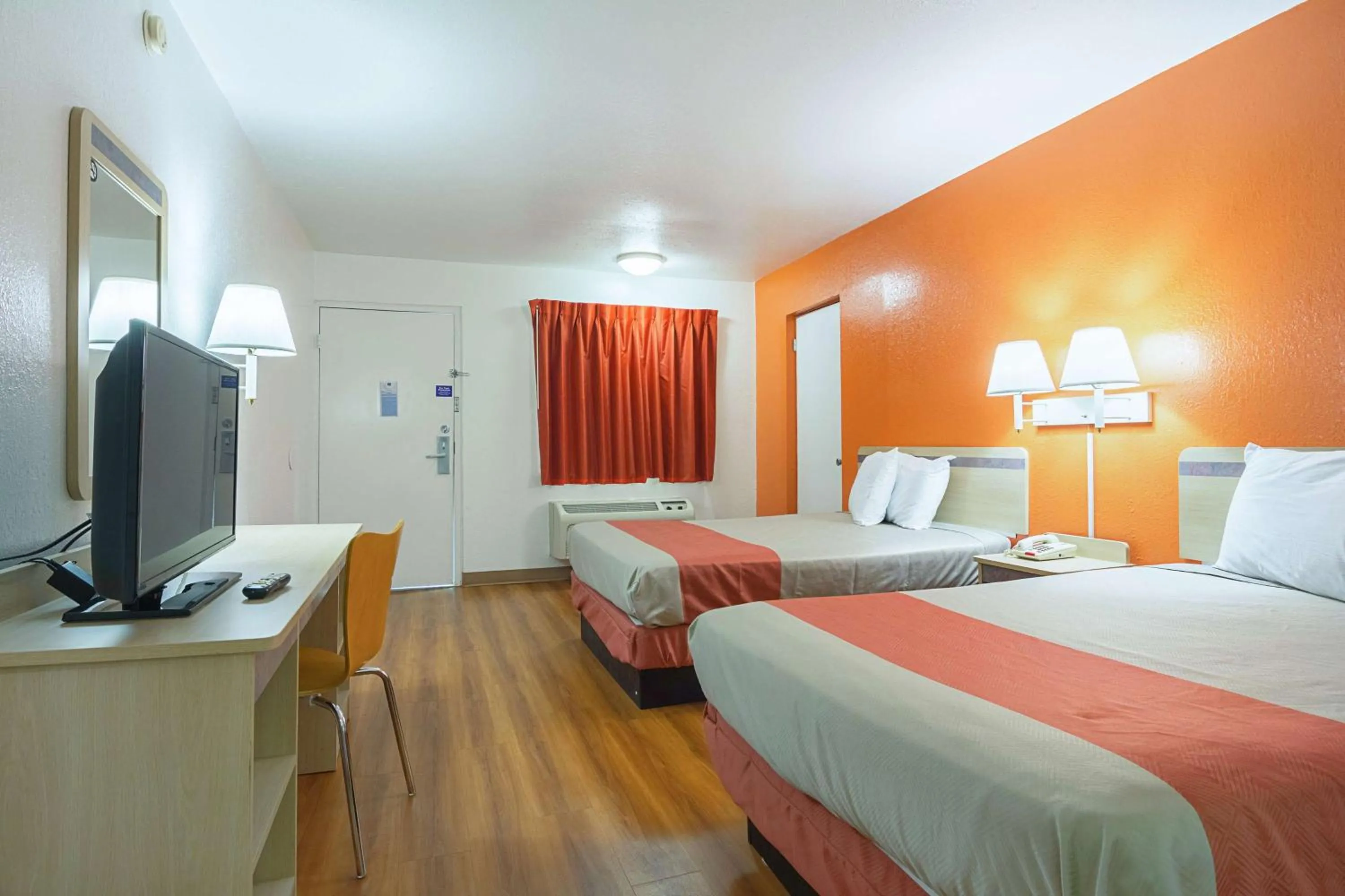 Photo of the whole room, Bed in Motel 6-Gainesville, GA