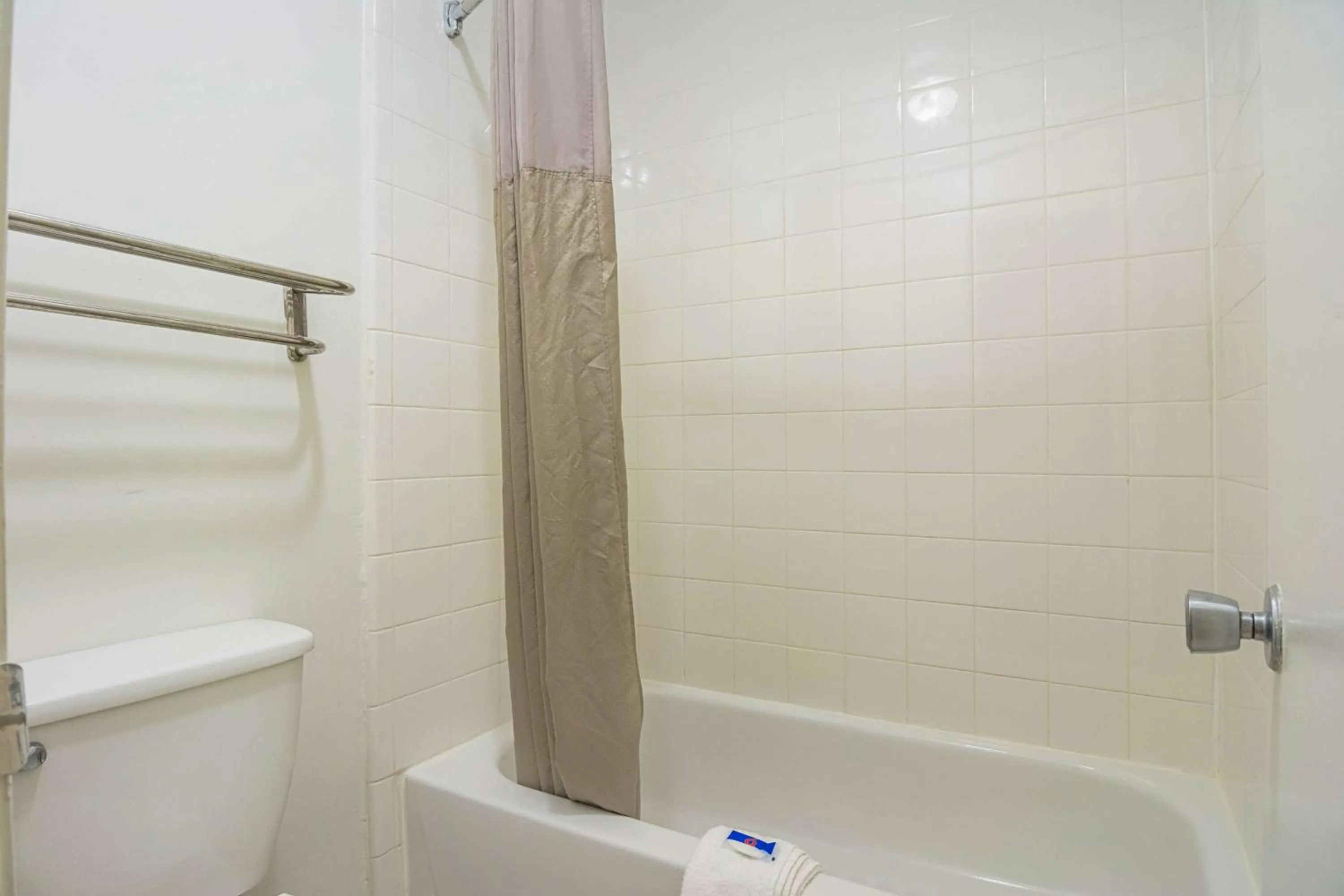 Photo of the whole room in Motel 6-Gainesville, GA