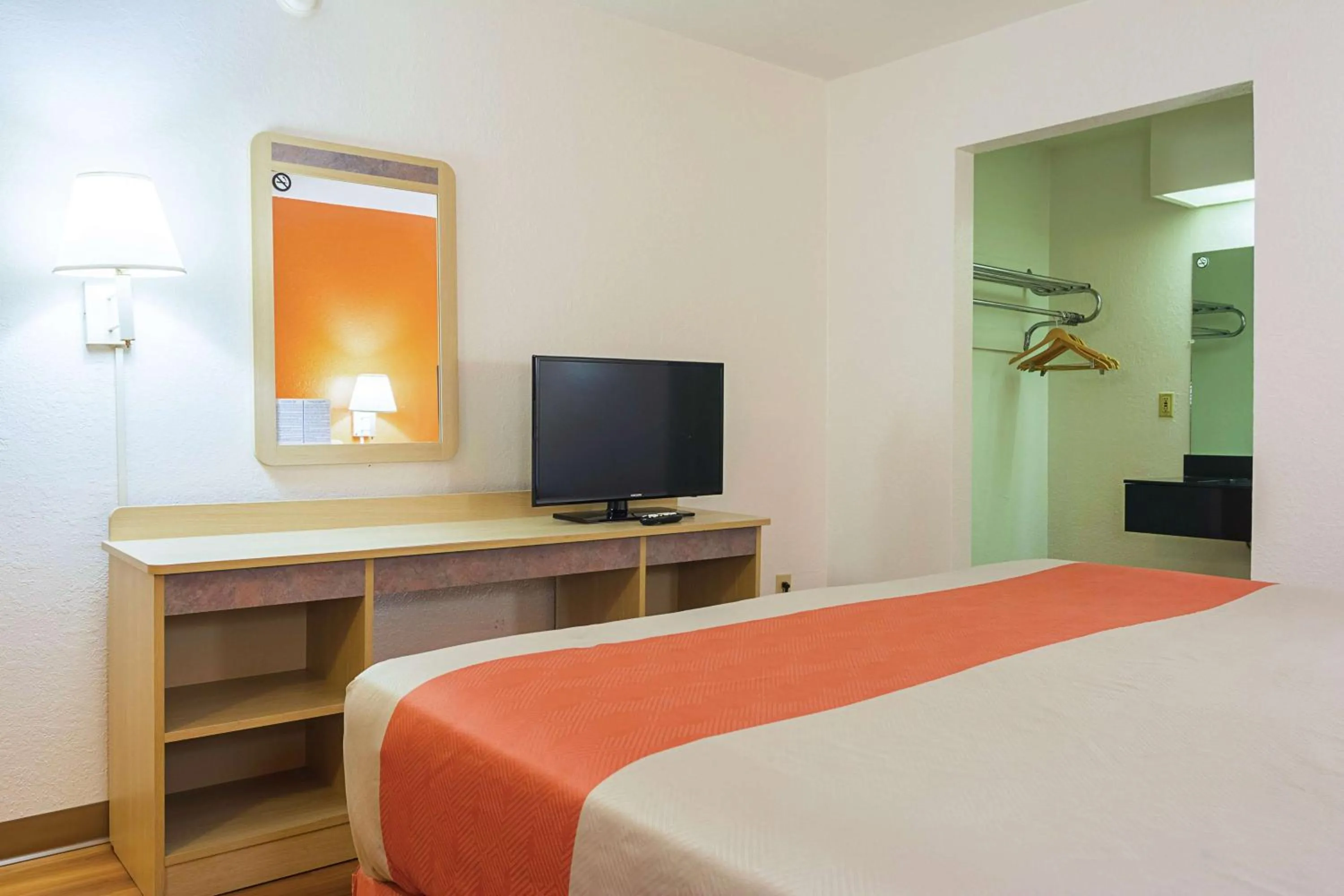 Photo of the whole room, Bed in Motel 6-Gainesville, GA