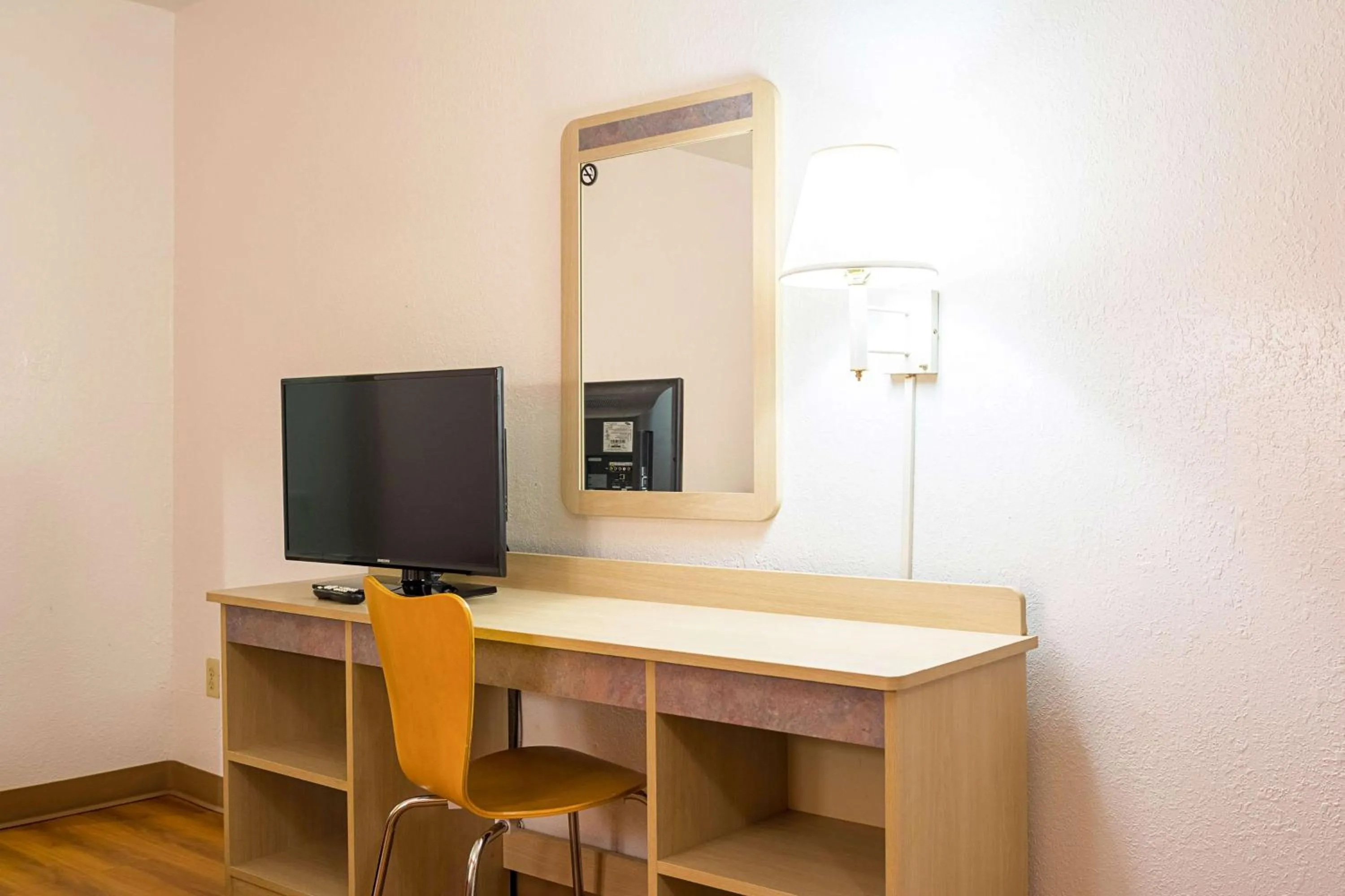 Photo of the whole room in Motel 6-Gainesville, GA