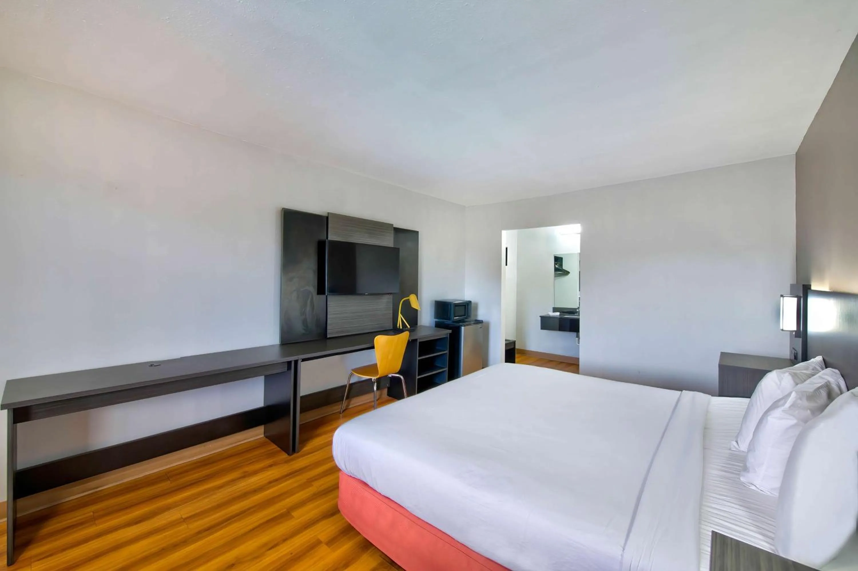 Bedroom, Bed in Motel 6-Gainesville, GA