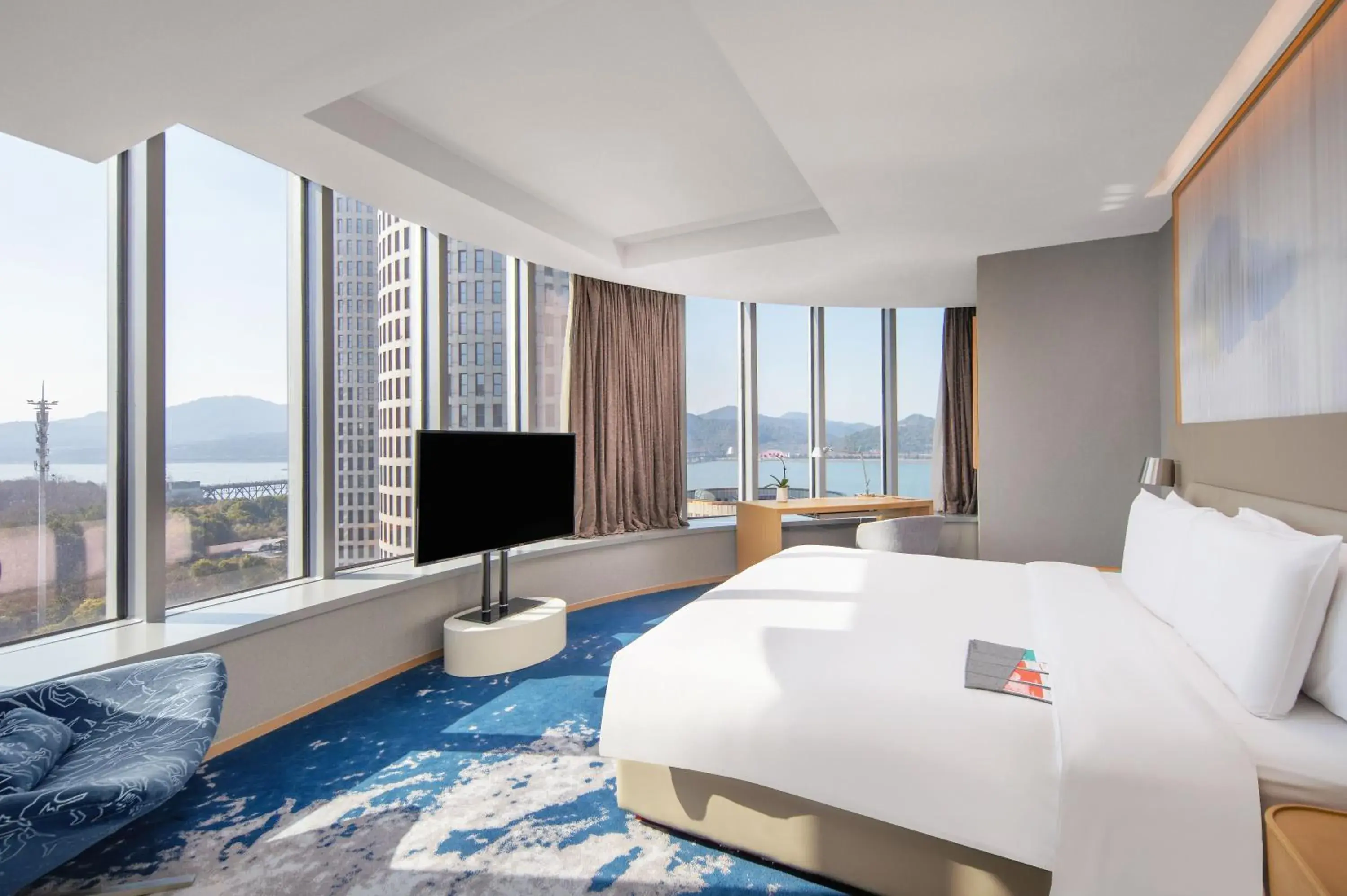 Executive Suite, Executive lounge access, 1 King in Le Meridien Hangzhou, Binjiang Executive Suite, Executive lounge access, 1 King in Le Meridien Hangzhou, Binjiang