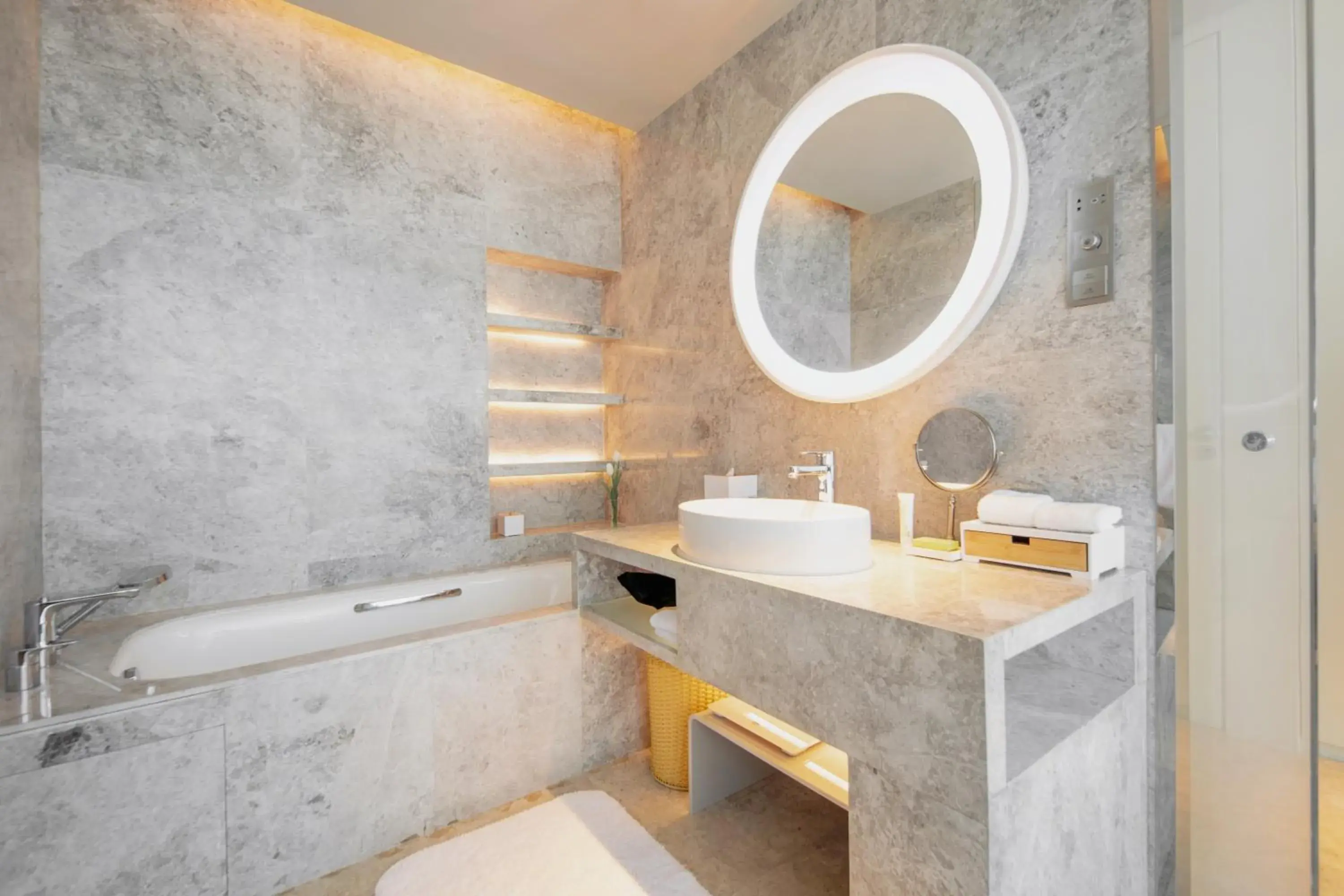 Executive lounge access, Guest room, 1 King, River view in Le Meridien Hangzhou, Binjiang Executive lounge access, Guest room, 1 King, River view in Le Meridien Hangzhou, Binjiang