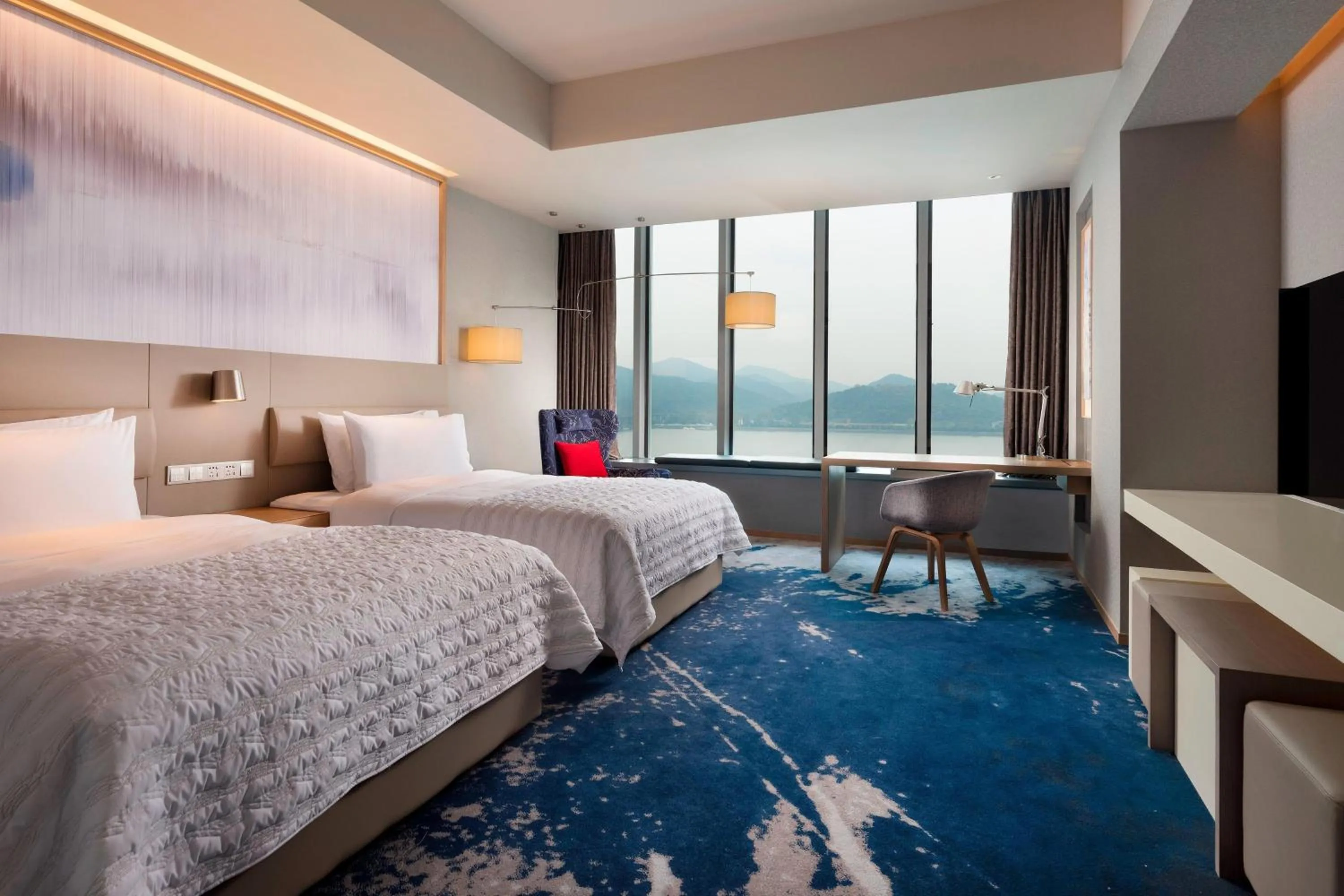 Photo of the whole room, Bed in Le Meridien Hangzhou, Binjiang