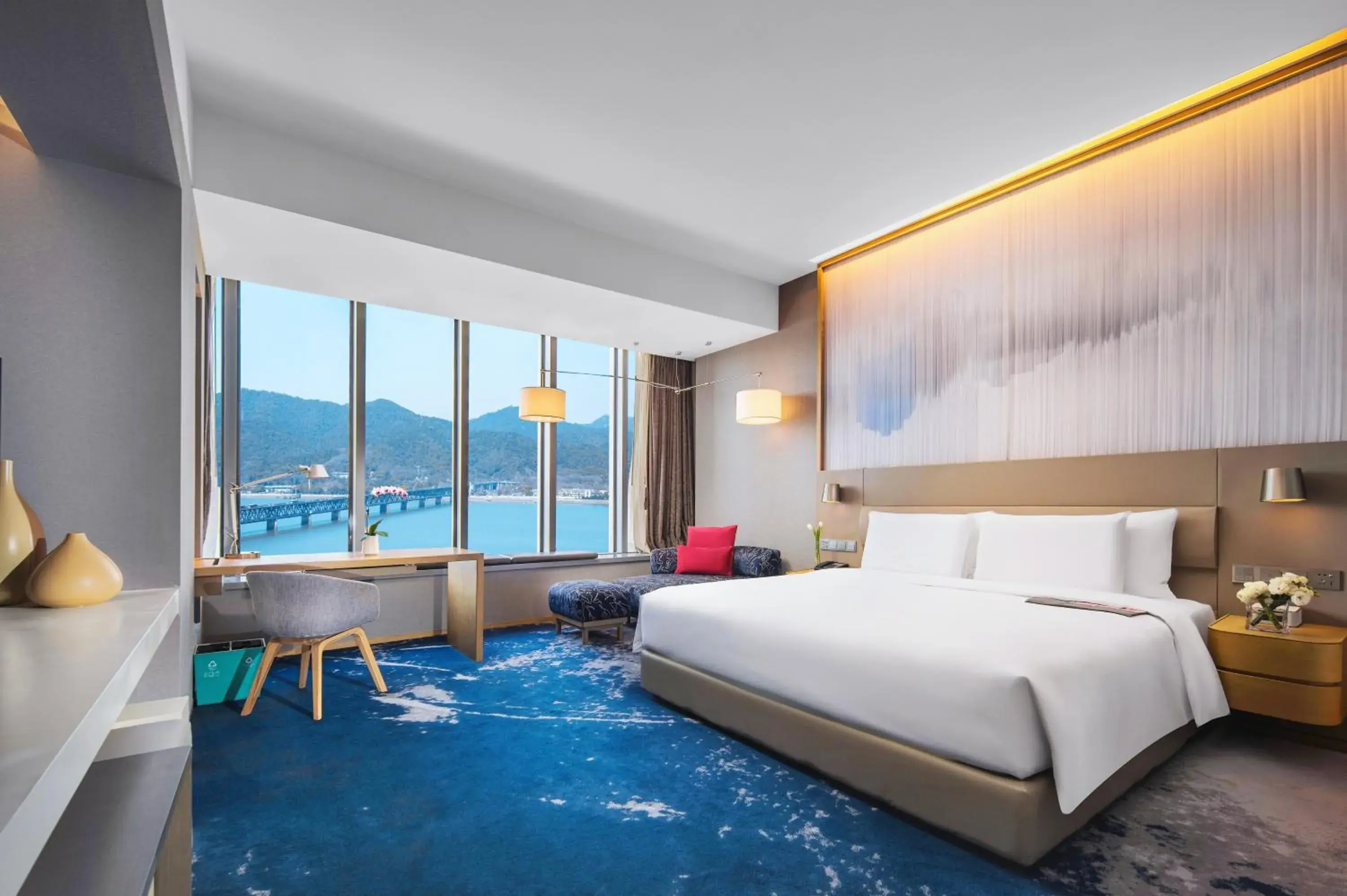 Executive lounge access, Guest room, 1 King, River view in Le Meridien Hangzhou, Binjiang Executive lounge access, Guest room, 1 King, River view in Le Meridien Hangzhou, Binjiang