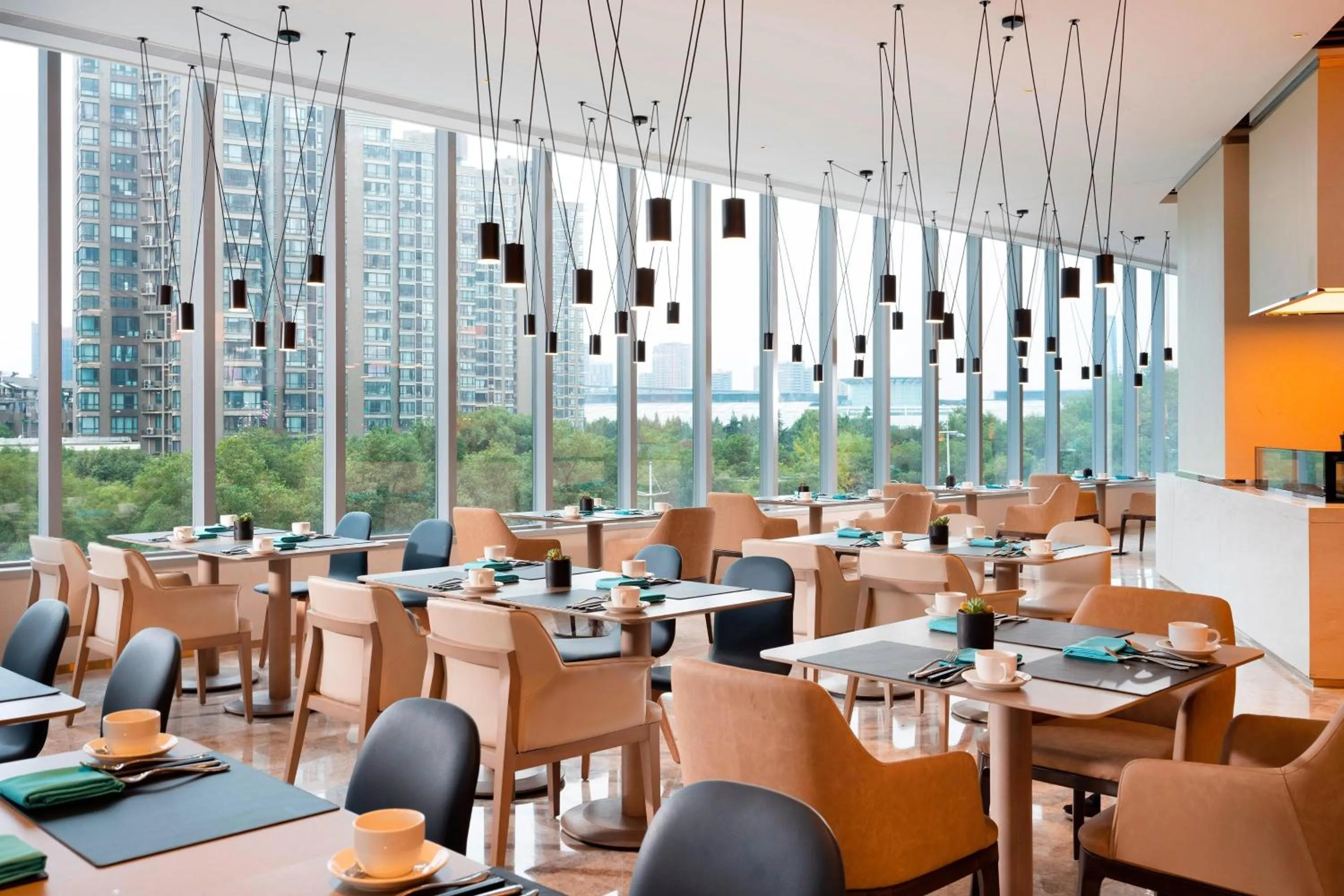 Restaurant/places to eat in Le Meridien Hangzhou, Binjiang