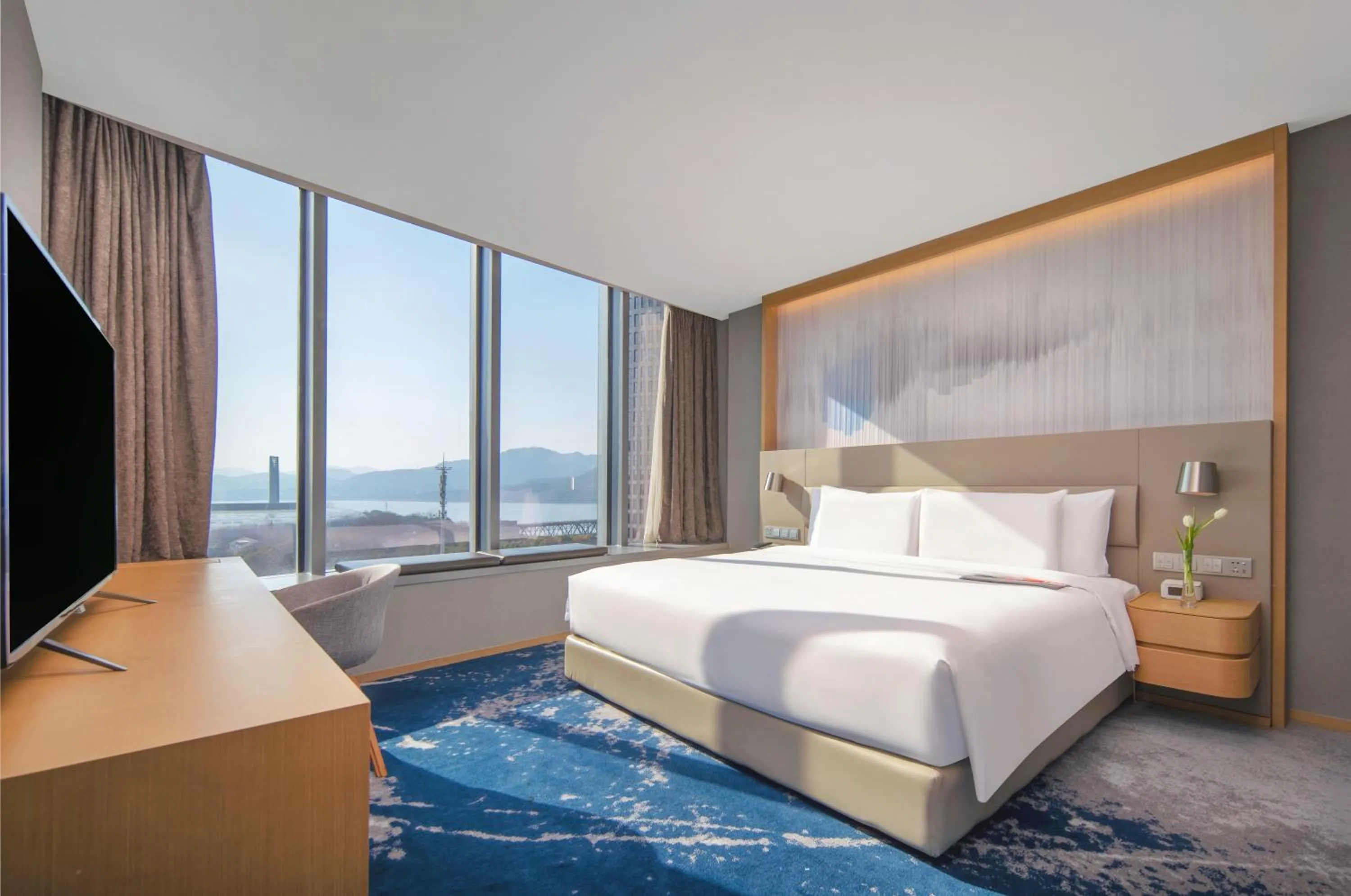 Photo of the whole room, Bed in Le Meridien Hangzhou, Binjiang