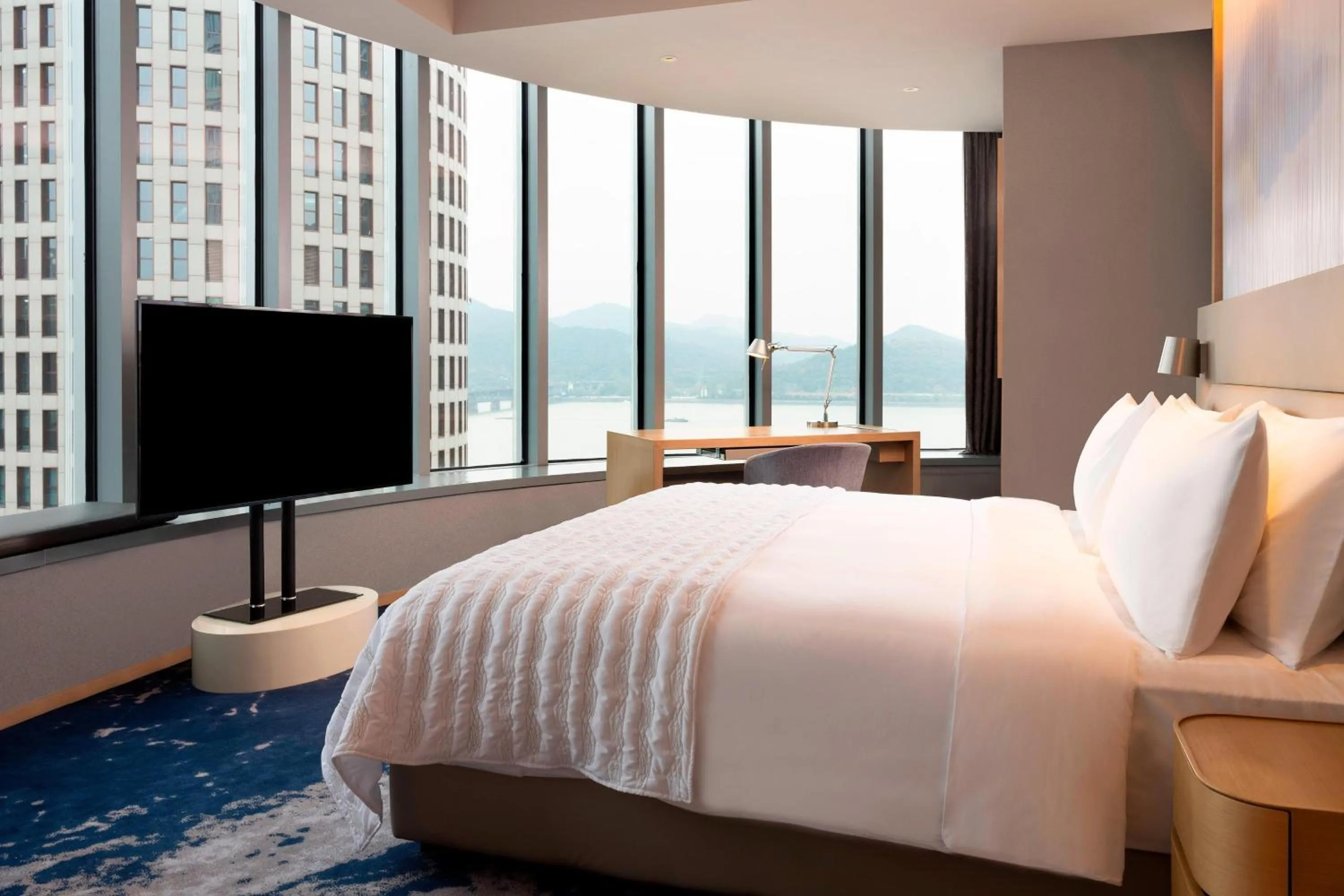 Photo of the whole room, Bed in Le Meridien Hangzhou, Binjiang