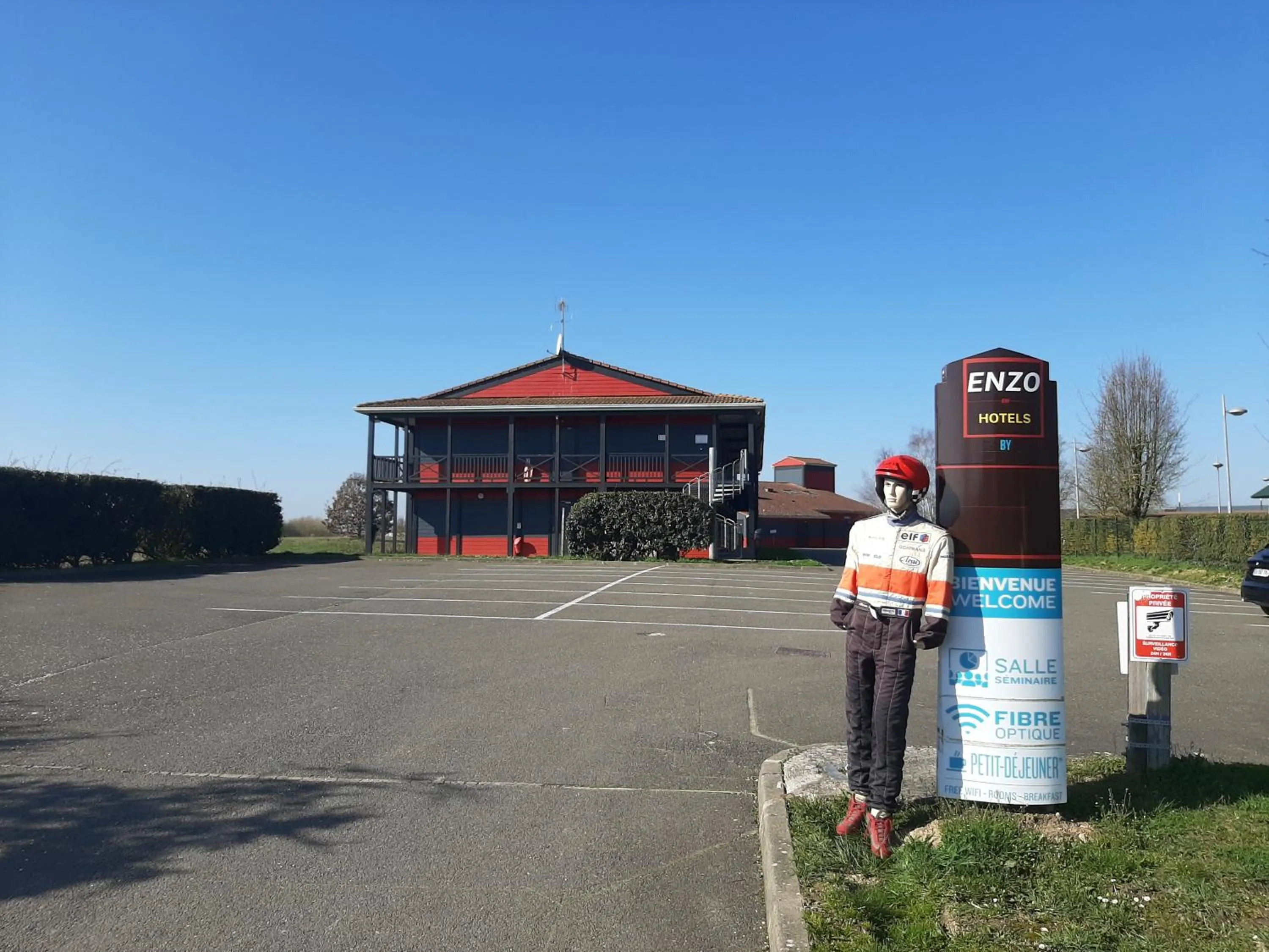 Property building in Enzo Hotels Chartres Mainvilliers