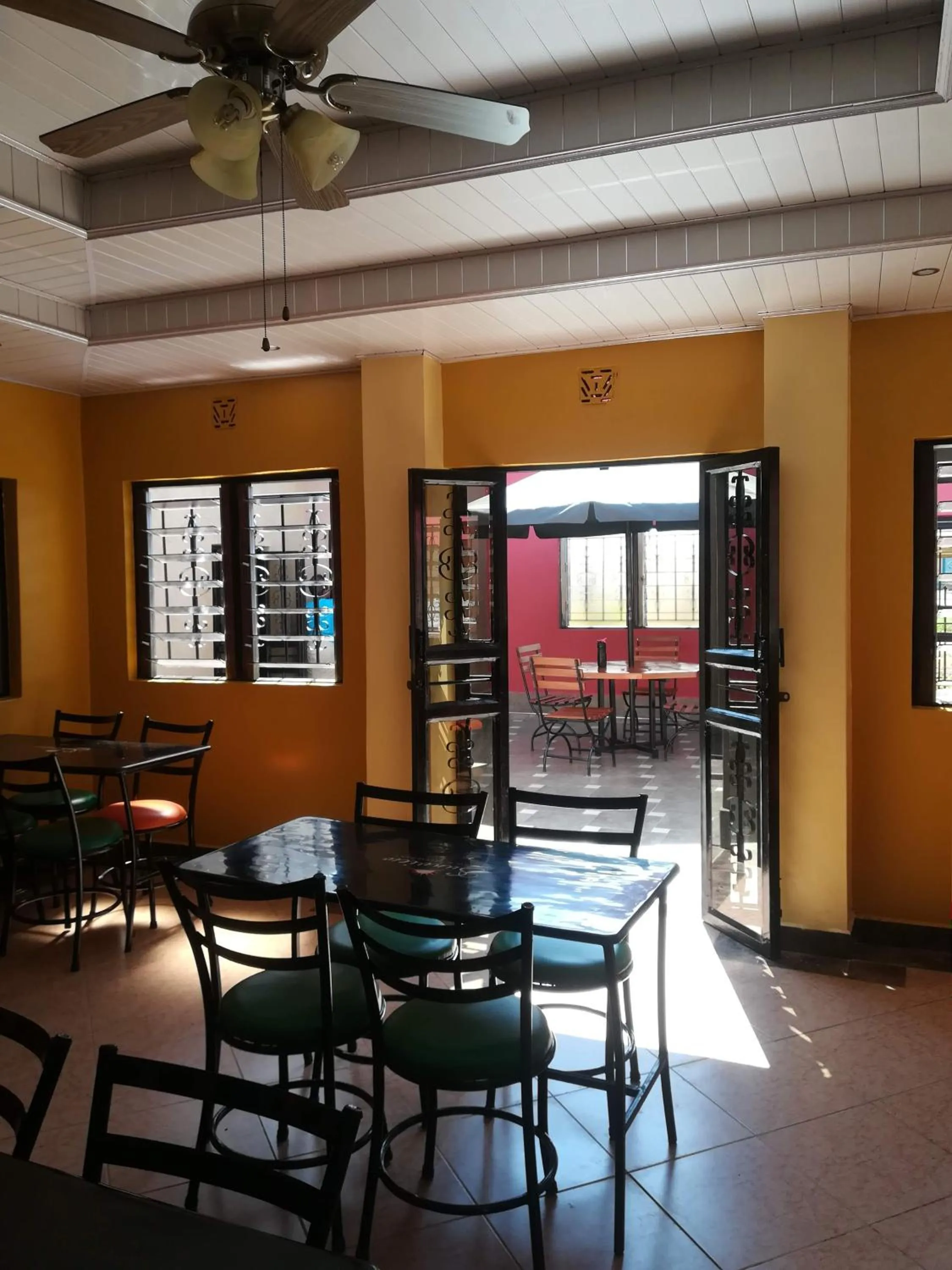 Restaurant/places to eat in Sunview Lodge & Restaurant