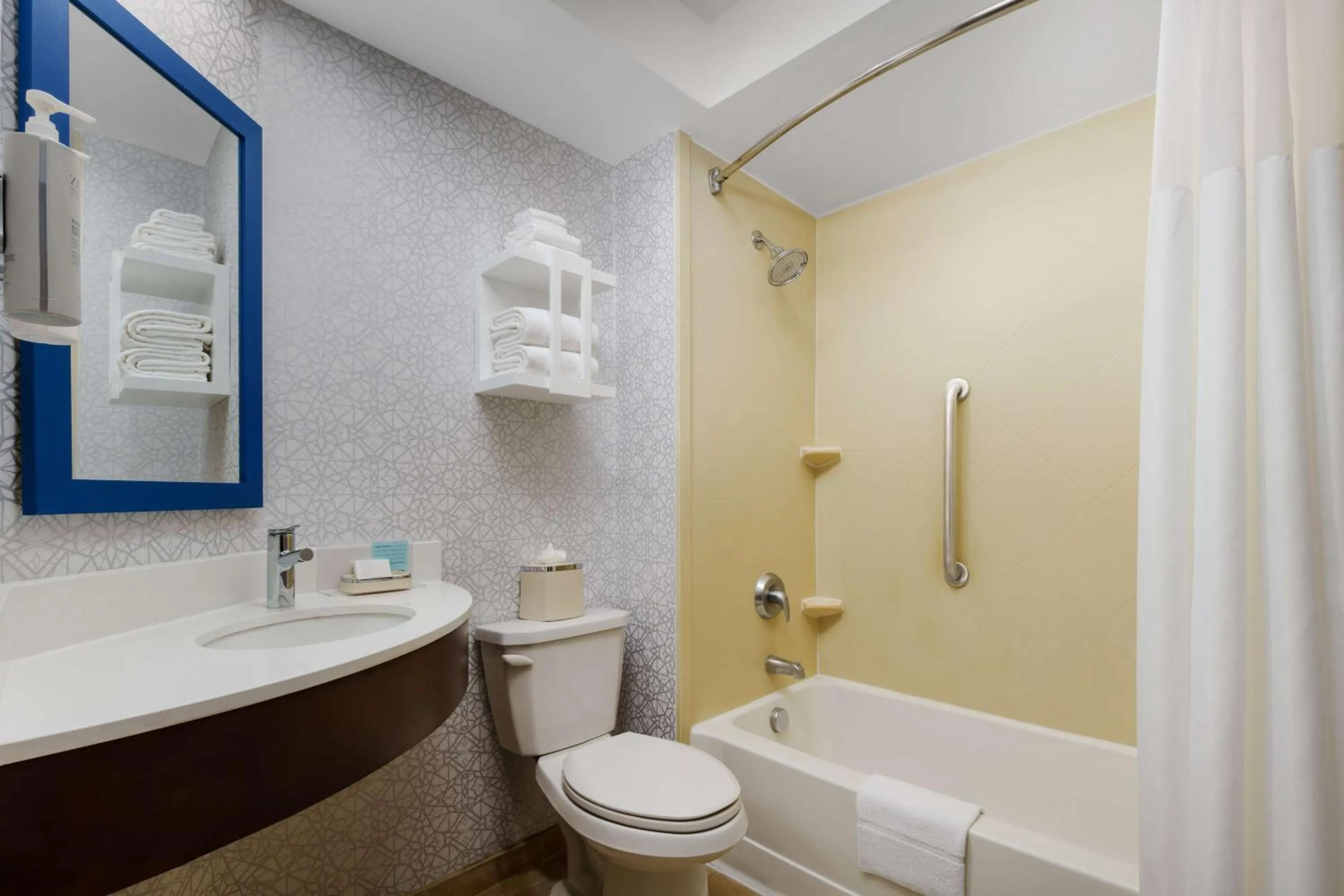 Bathroom in Hampton Inn Ft. Lauderdale-Cypress Creek