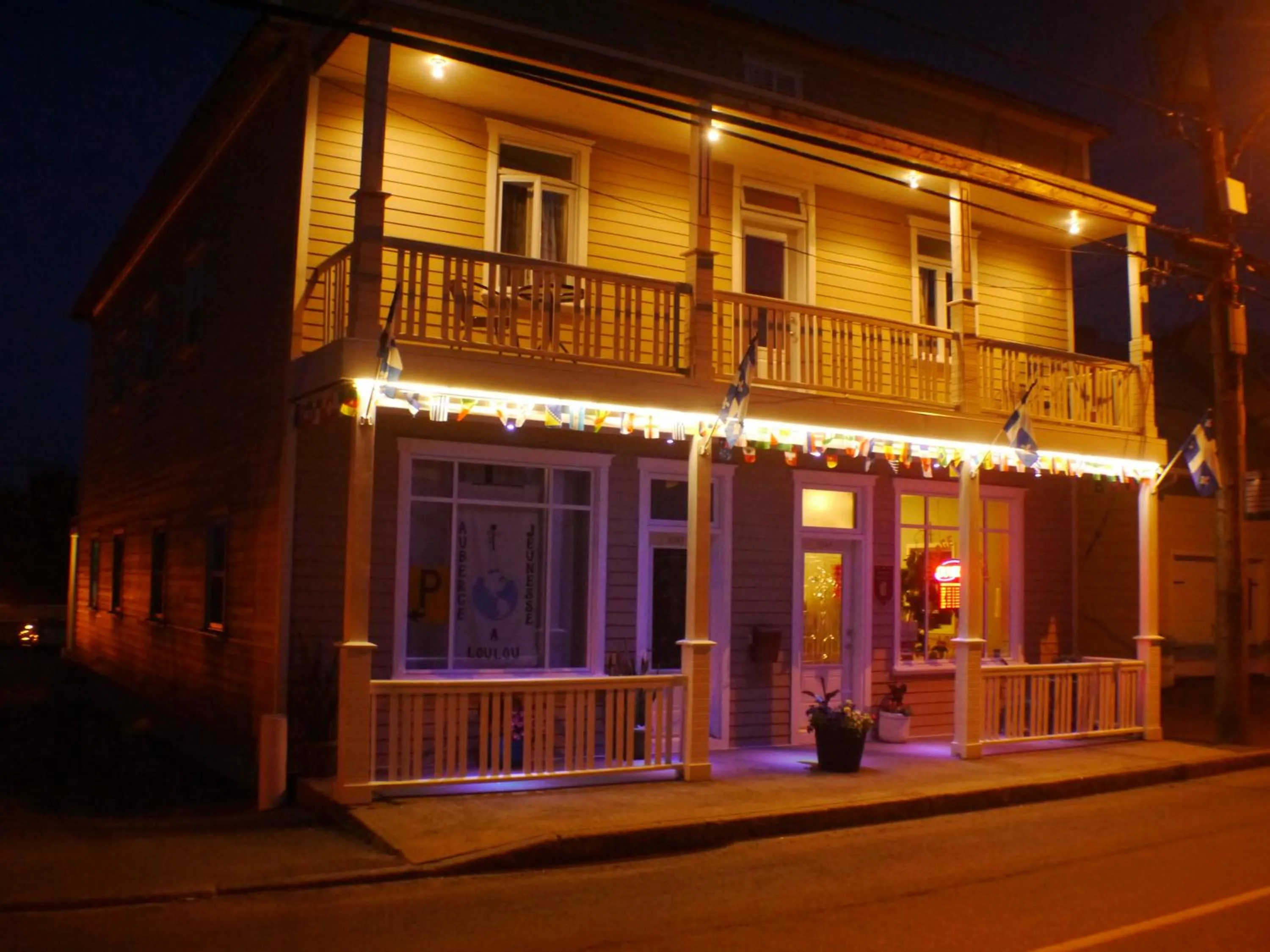 Property building in Auberge Jeunesse à Loulou