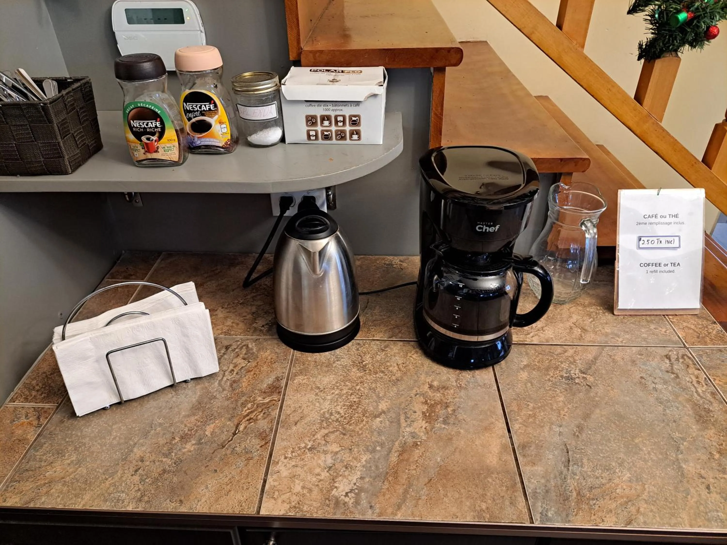 Coffee/tea facilities in Auberge Jeunesse à Loulou
