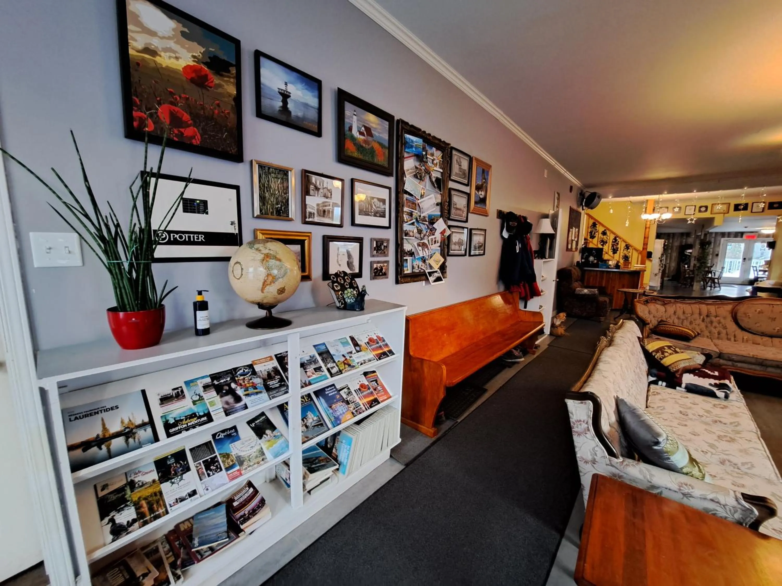 Communal lounge/ TV room in Auberge Jeunesse à Loulou