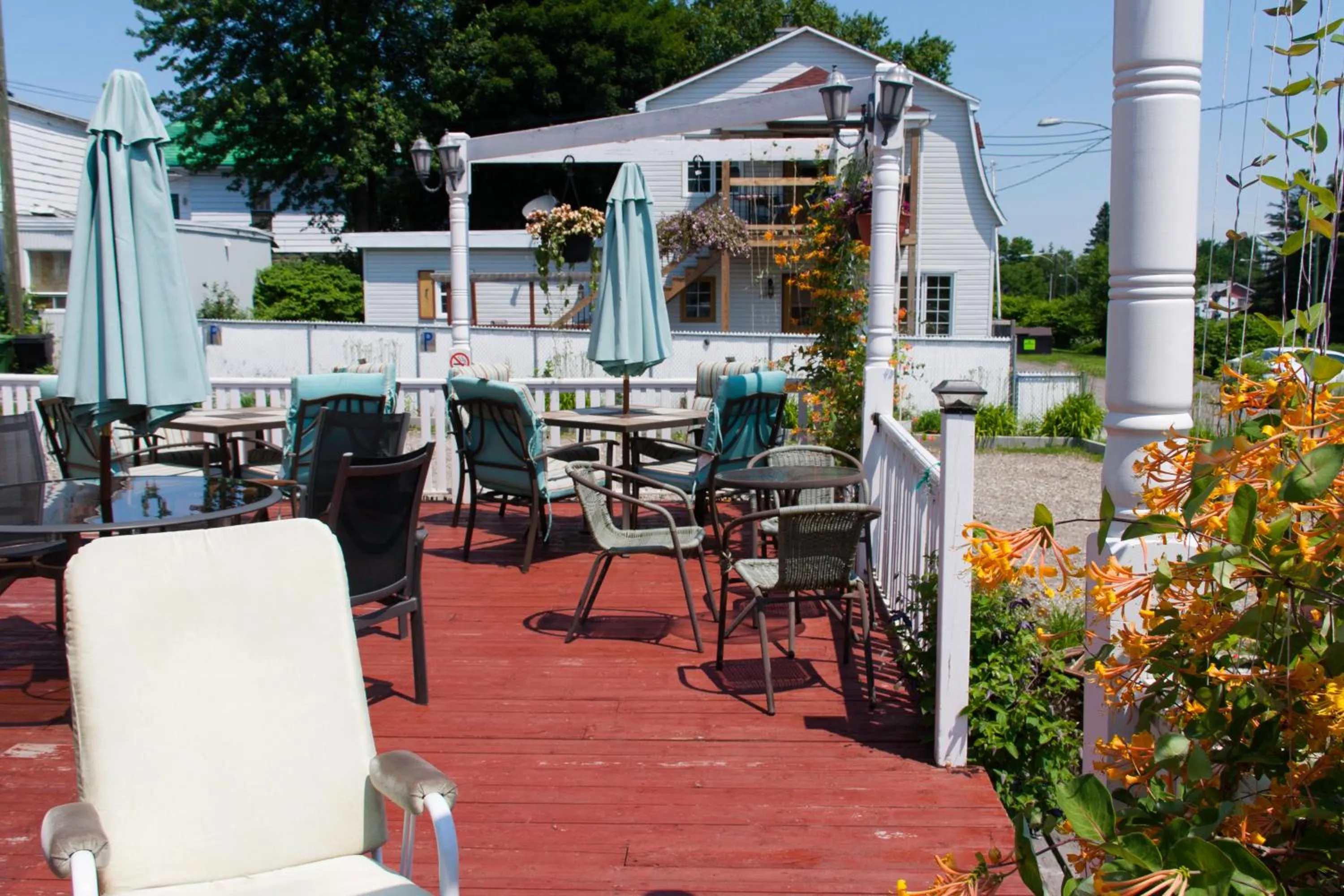 Patio in Auberge Jeunesse à Loulou