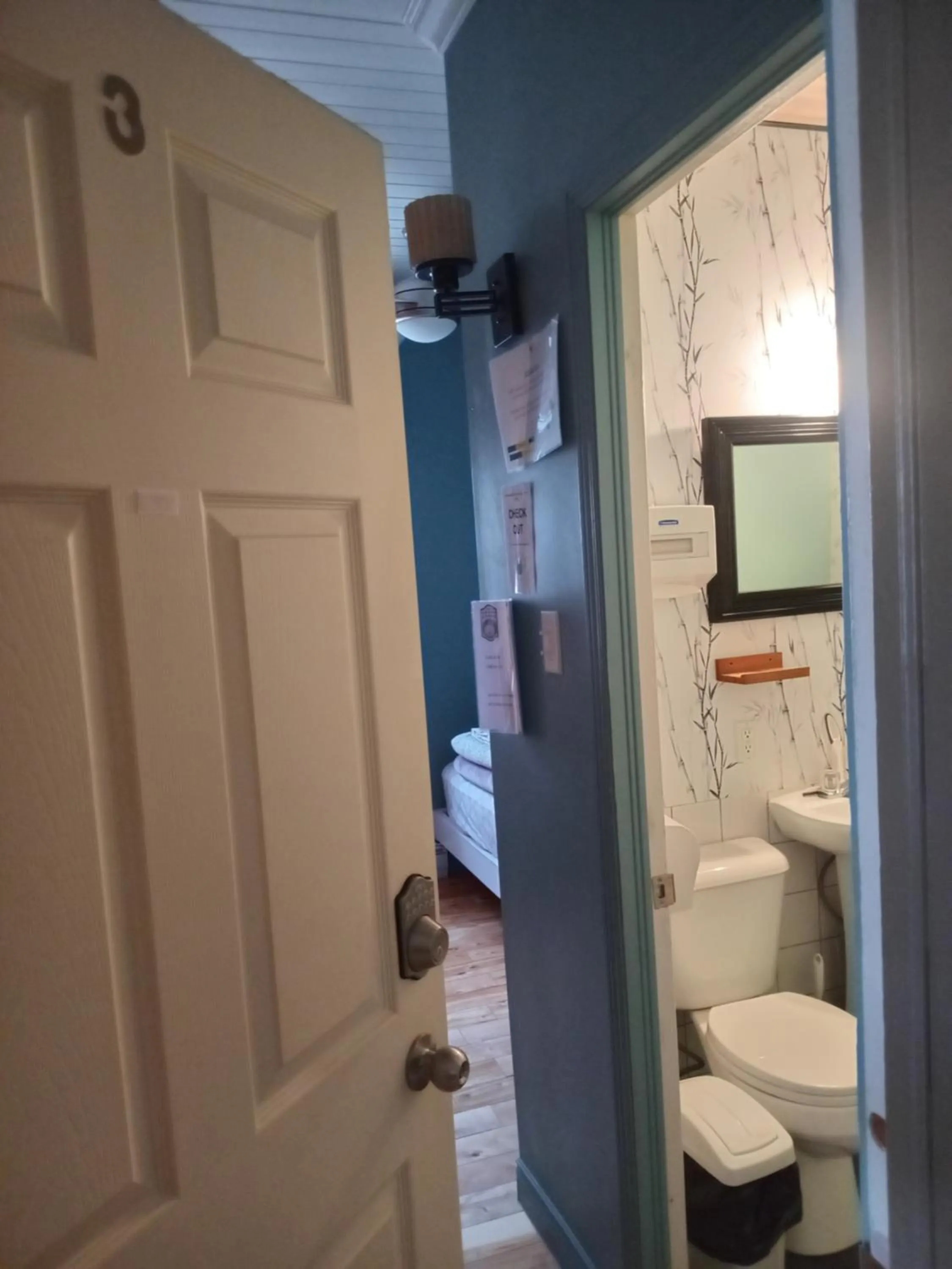 Bathroom in Auberge Jeunesse à Loulou