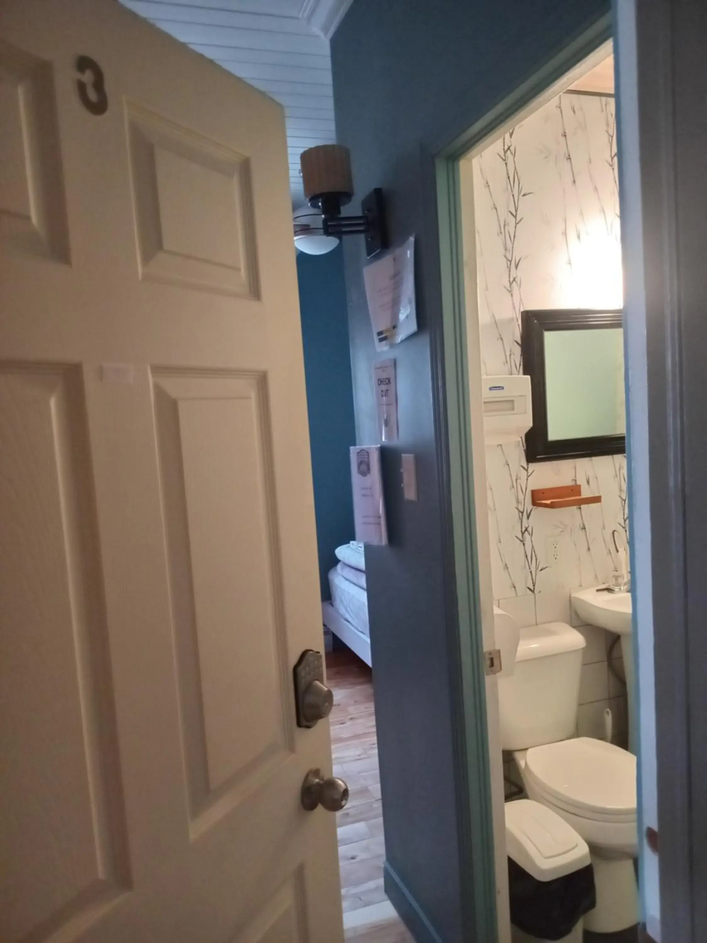 Double Room with Private Bathroom in Auberge Jeunesse à Loulou Double Room with Private Bathroom in Auberge Jeunesse à Loulou