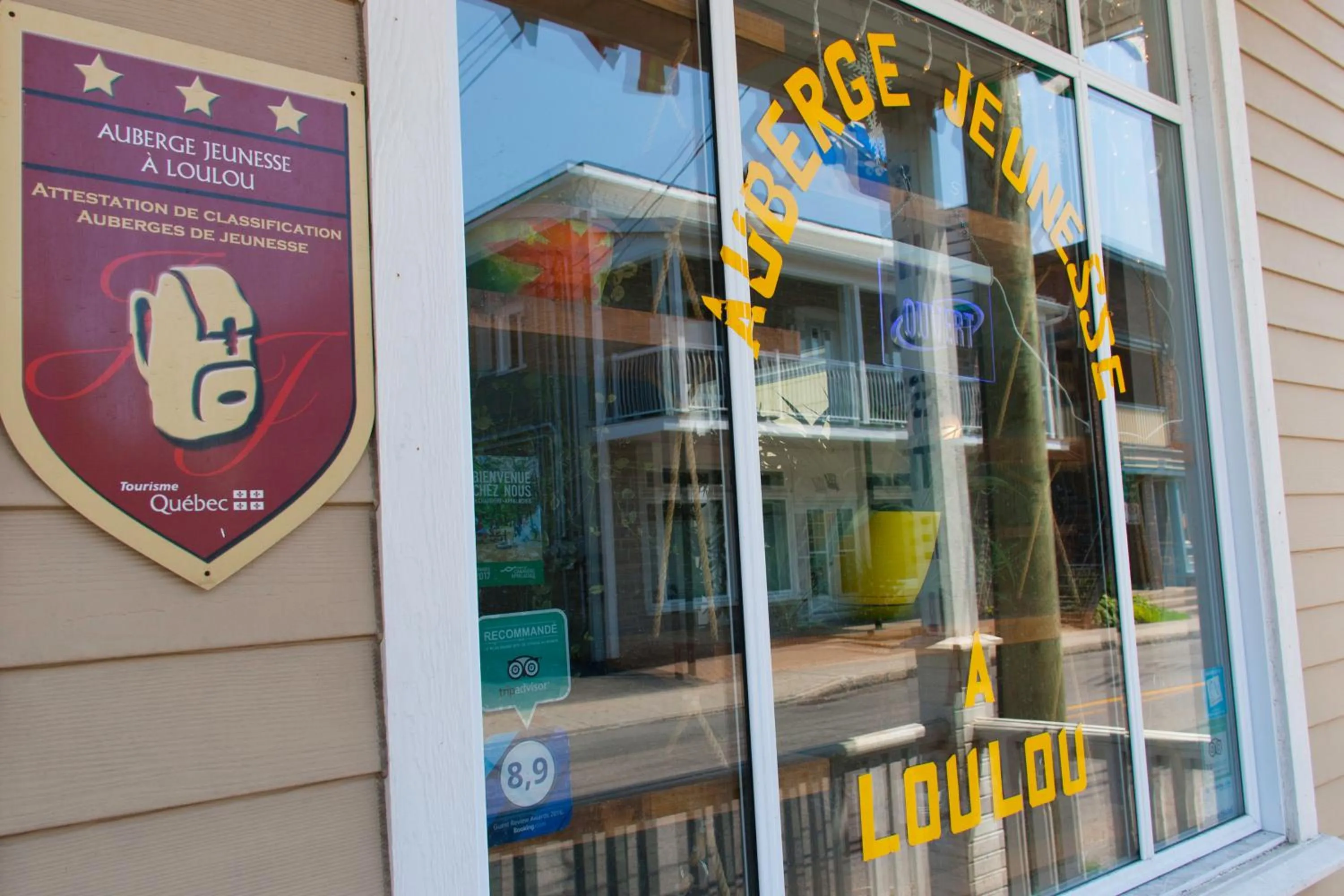 Property logo or sign in Auberge Jeunesse à Loulou