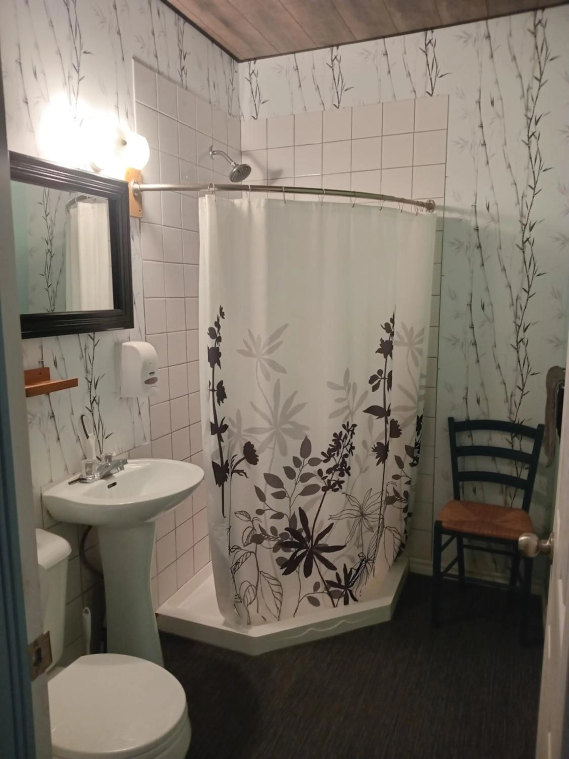 Shower in Auberge Jeunesse à Loulou