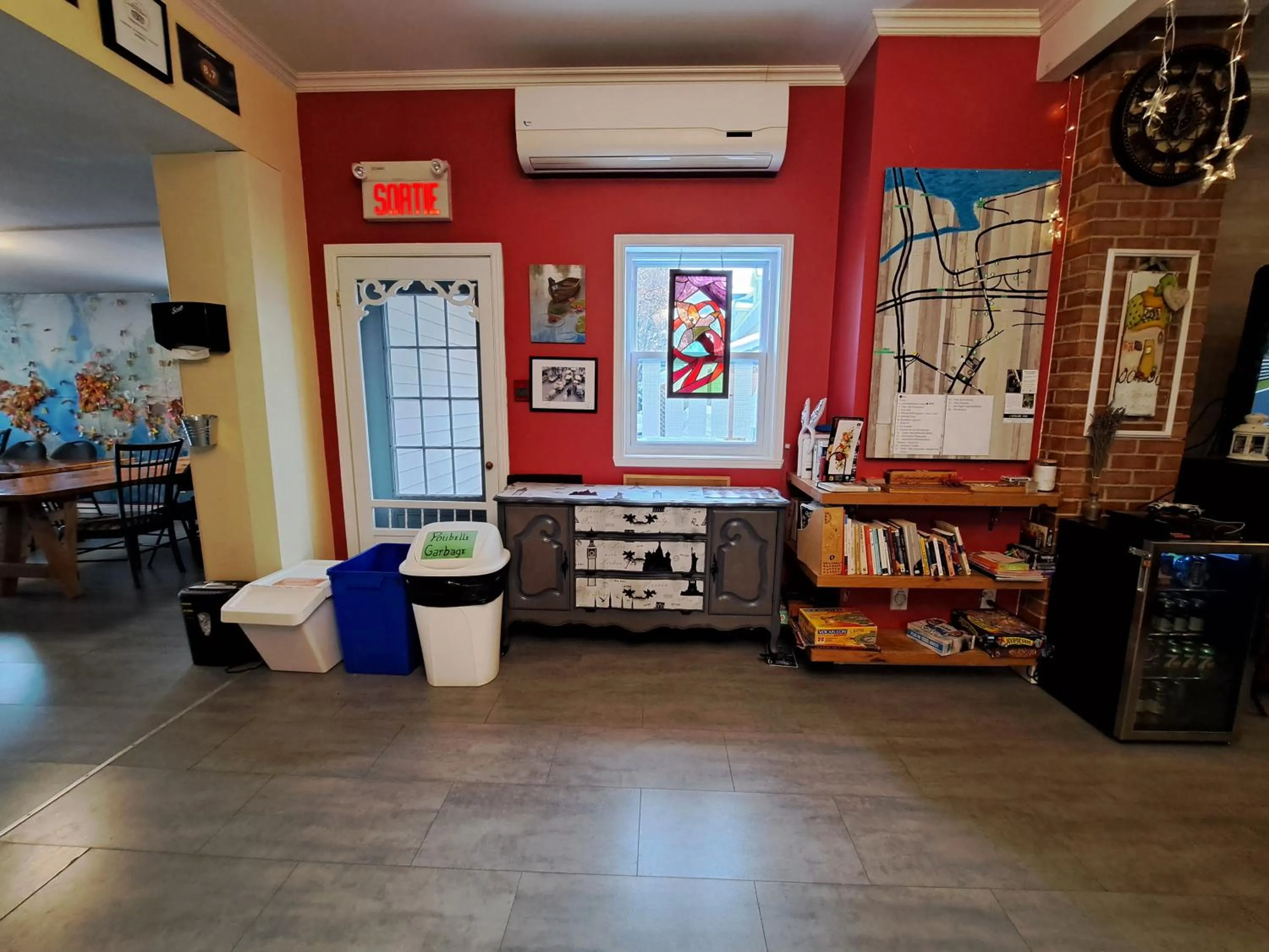 Communal lounge/ TV room in Auberge Jeunesse à Loulou