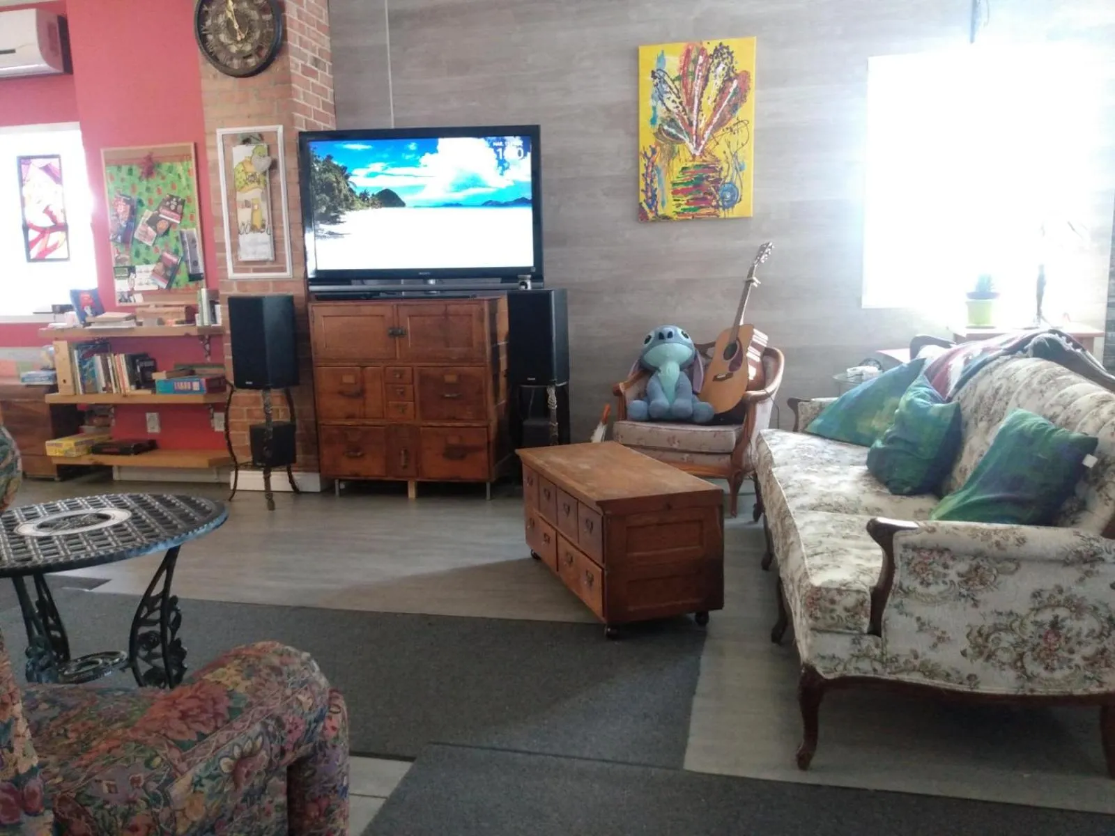 Communal lounge/ TV room in Auberge Jeunesse à Loulou