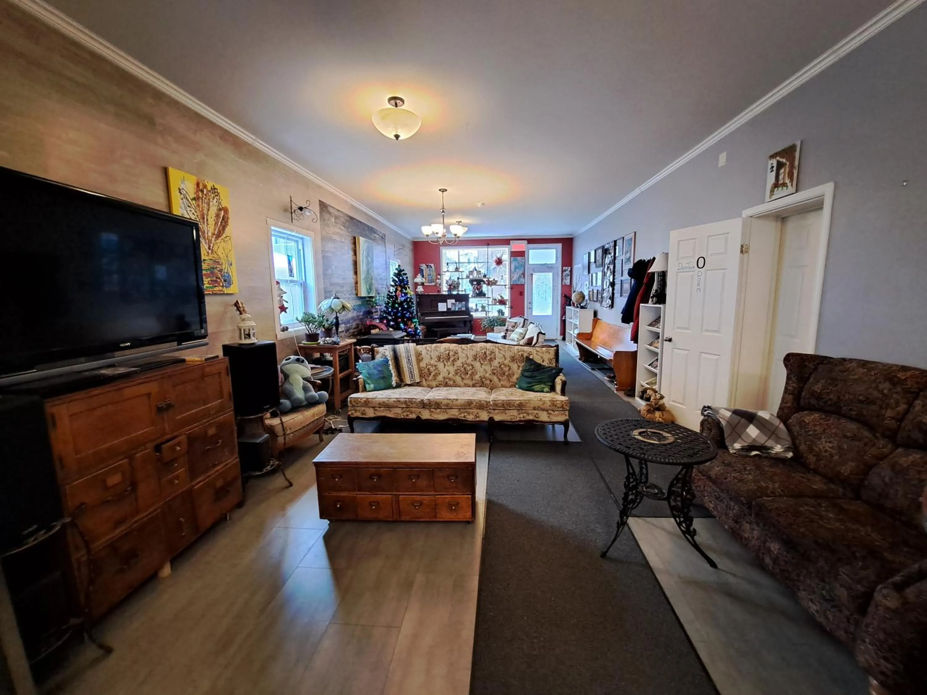 Communal lounge/ TV room in Auberge Jeunesse à Loulou