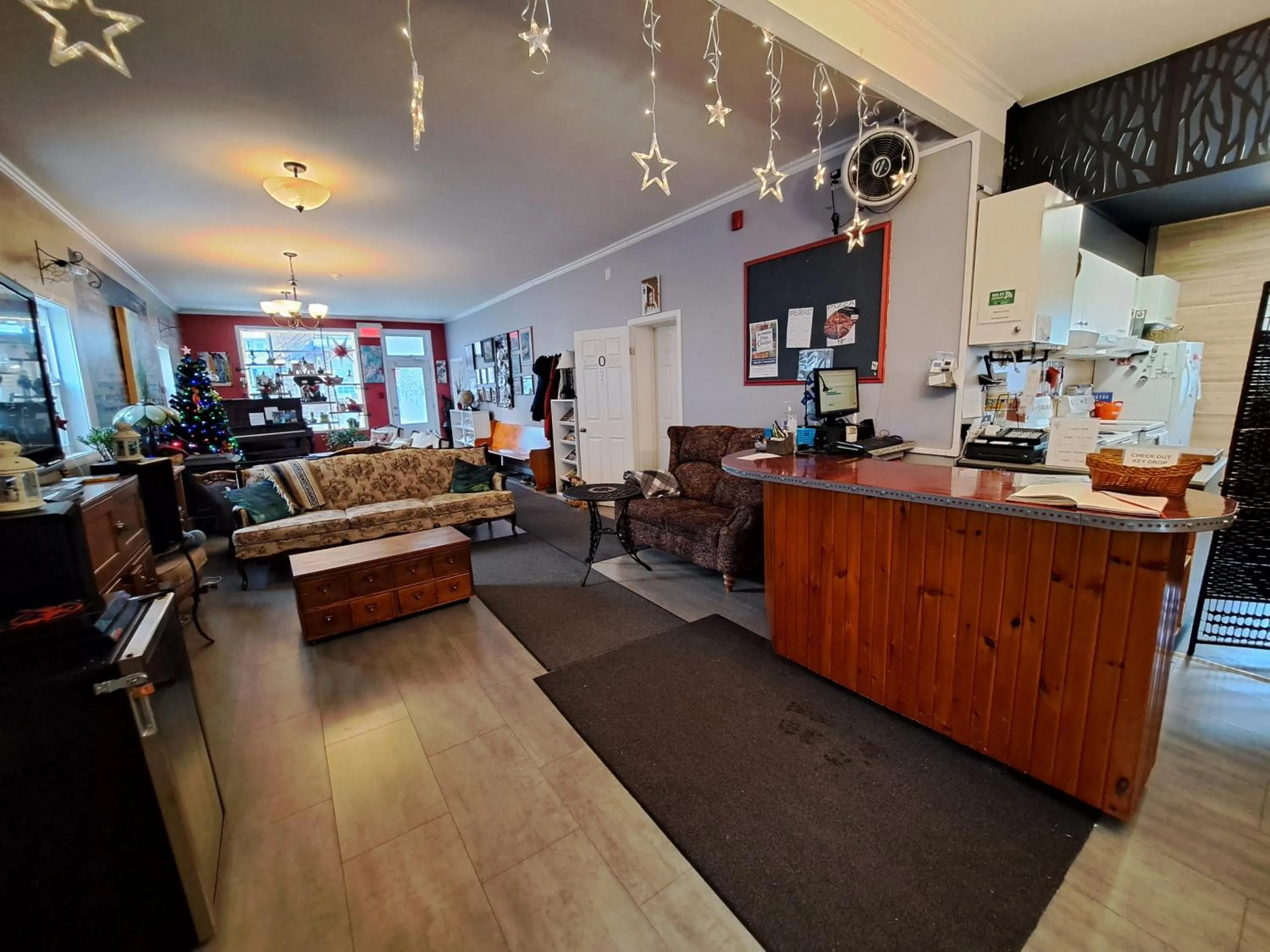 Communal lounge/ TV room in Auberge Jeunesse à Loulou