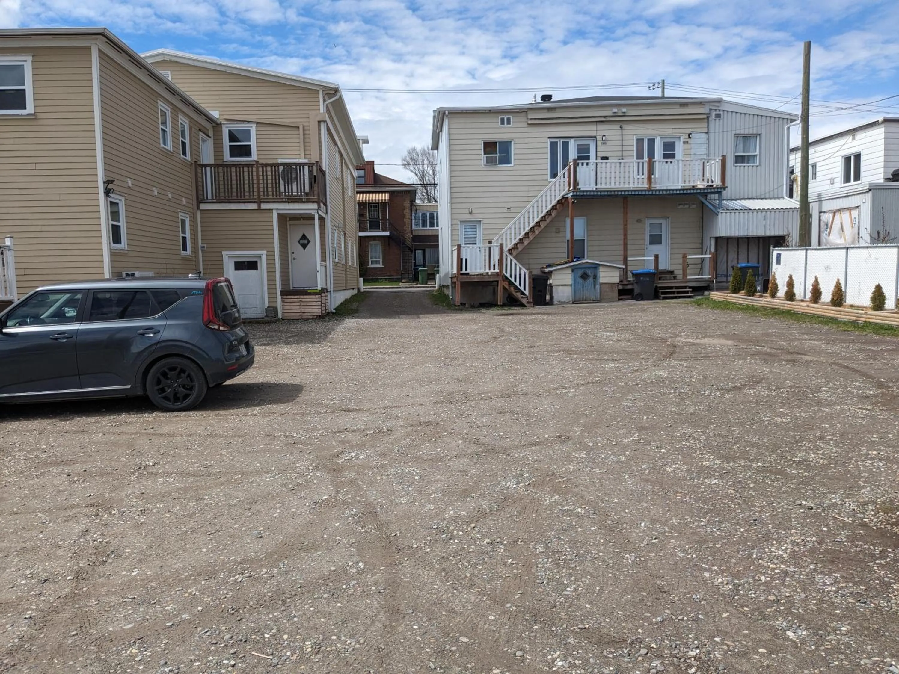 Parking in Auberge Jeunesse à Loulou